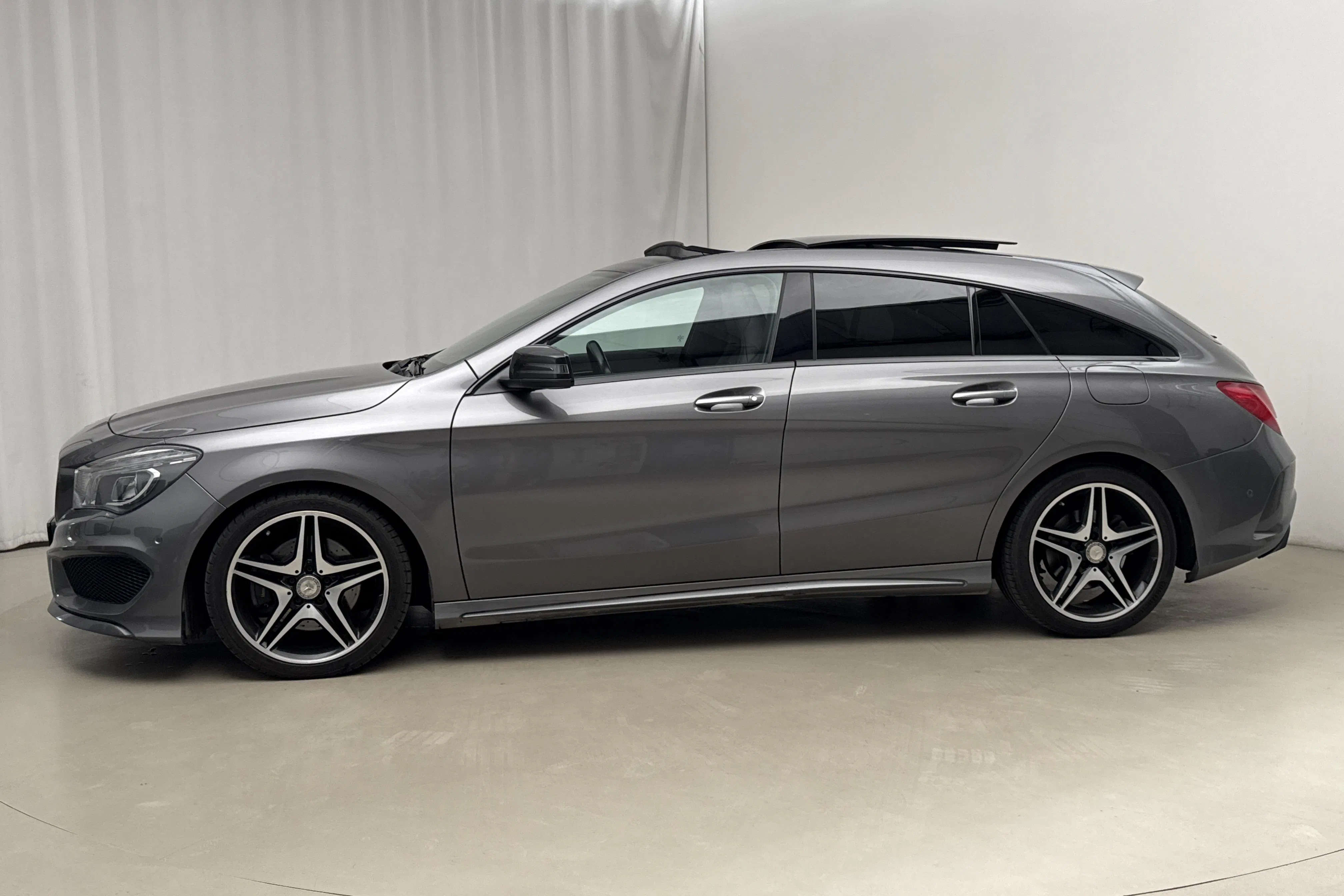 Presentation photo 2 of 20: Mercedes CLA 220 d Shooting Brake X117 (177hk) - 97 130 km - Automatic - dark grey - 2016