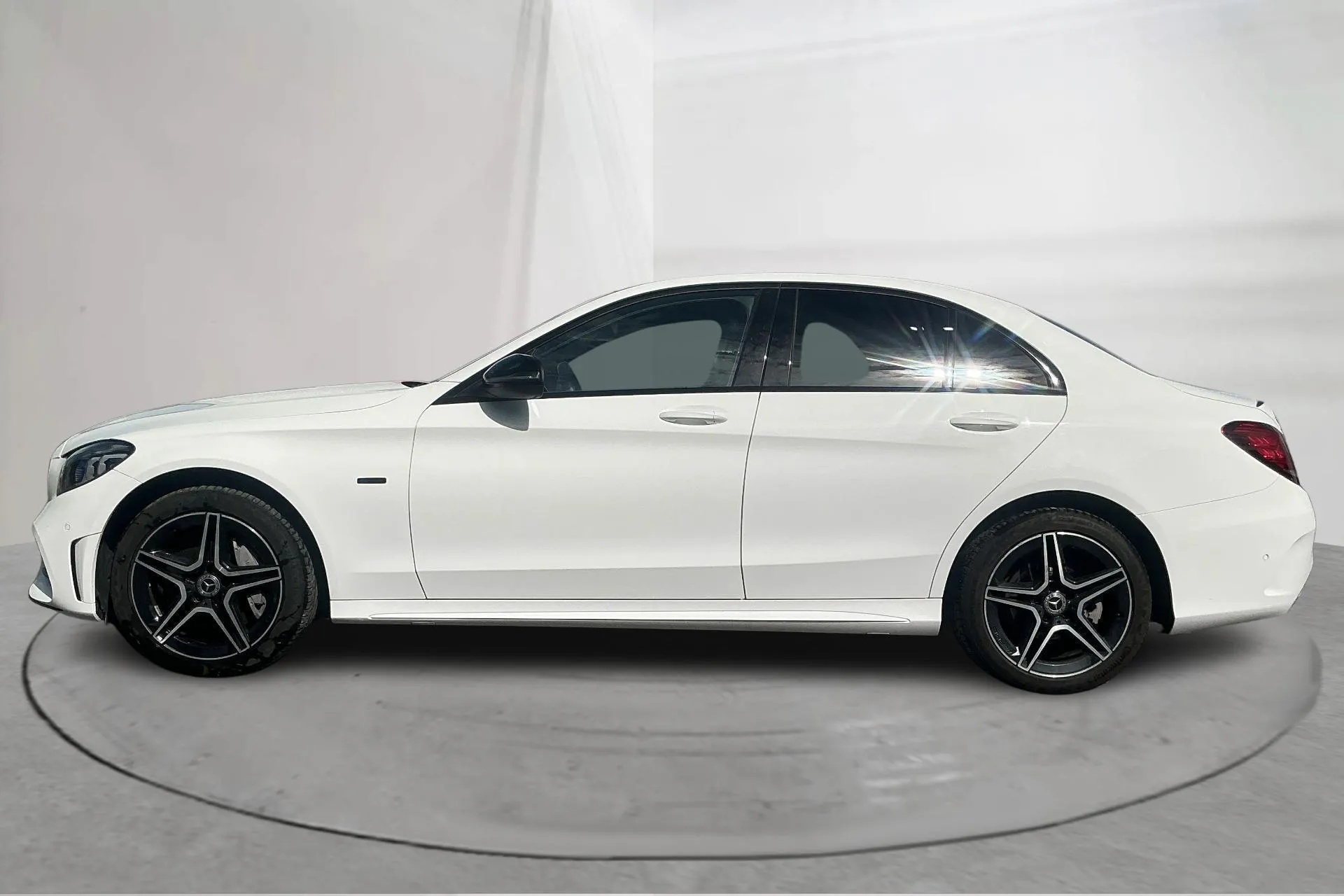 Presentation photo 2 of 19: Mercedes C 300 e 4MATIC Sedan W205 (320hk) - 156 460 km - Automatic - white - 2021