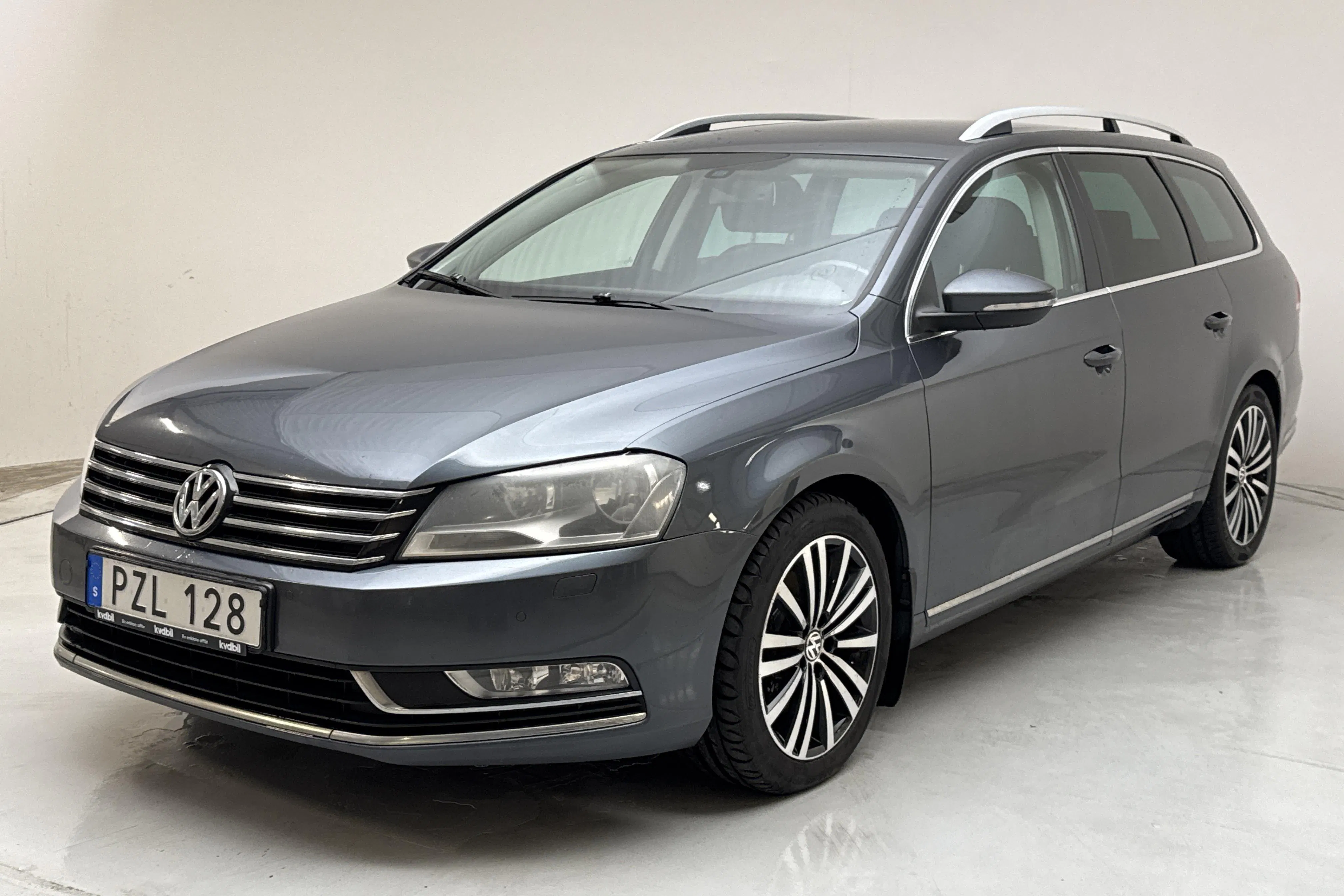 Presentation photo 1 of 15: VW Passat 2.0 TDI BlueMotion Technology Variant 4Motion (170hk) - 221 380 km - Automatic - light grey - 2012