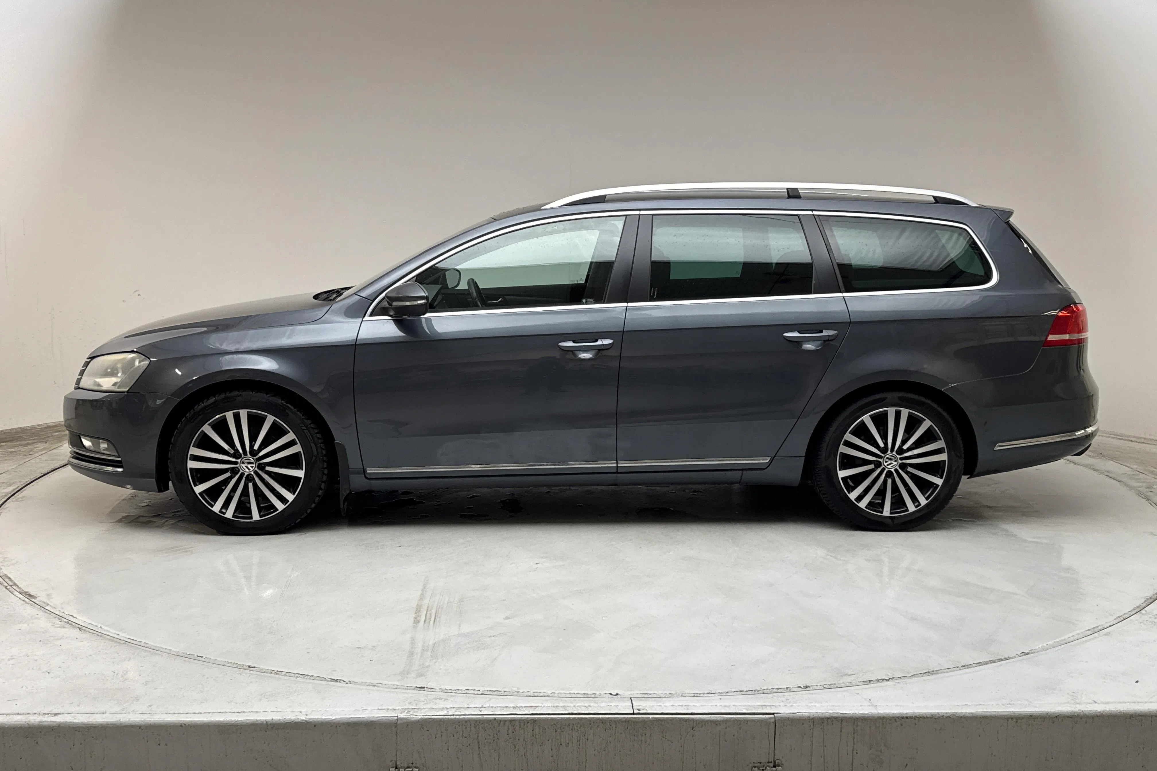 Presentation photo 2 of 15: VW Passat 2.0 TDI BlueMotion Technology Variant 4Motion (170hk) - 221 380 km - Automatic - light grey - 2012