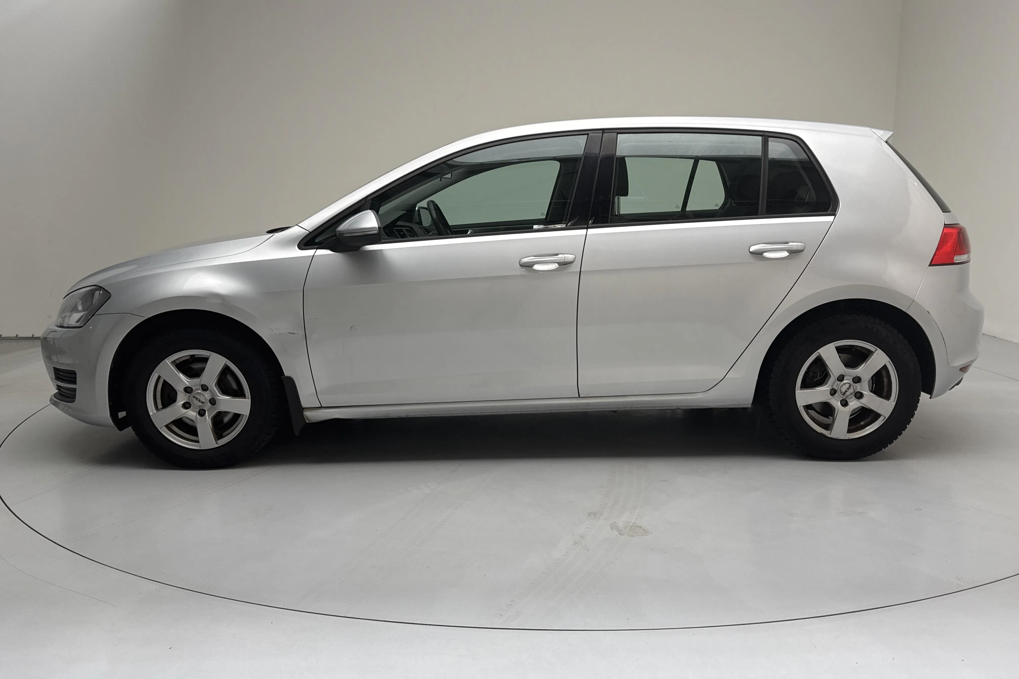 Presentationsfoto 2 av 12: VW Golf VII 1.2 TSI 5dr (105hk) - 7 633 mil - Manuell - silver - 2014