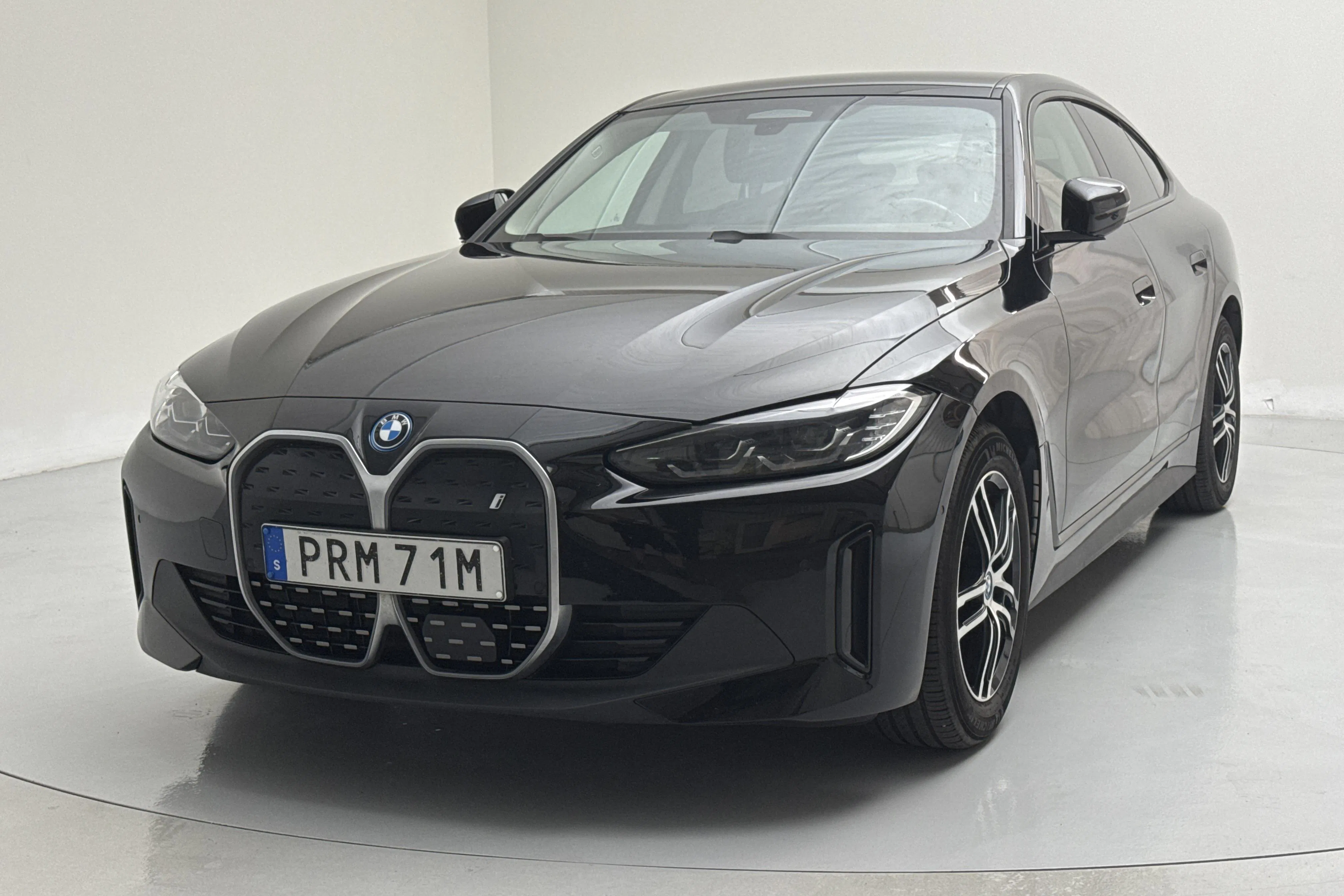 Presentationsfoto 1 av 21: BMW i4 eDrive40, G26 (340hk) - 13 329 mil - Automat - svart - 2024