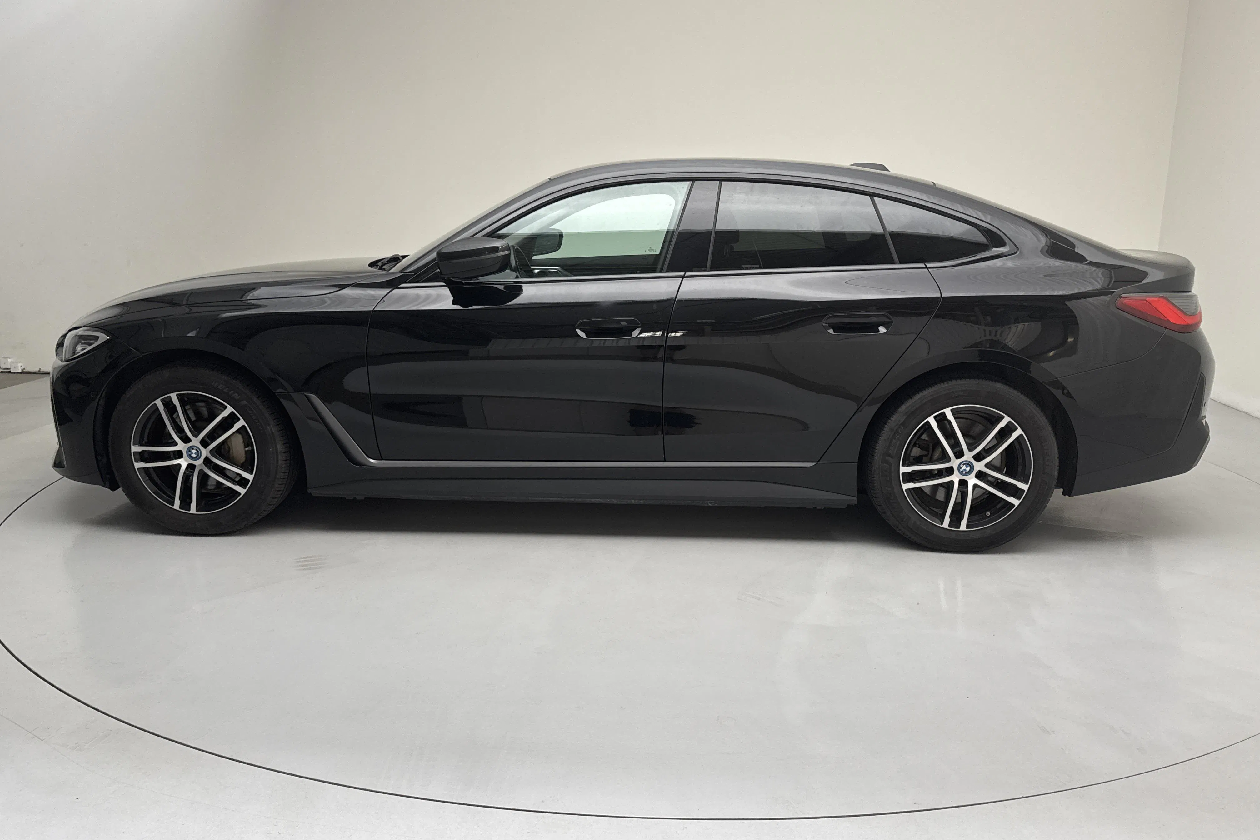 Presentationsfoto 2 av 21: BMW i4 eDrive40, G26 (340hk) - 13 329 mil - Automat - svart - 2024