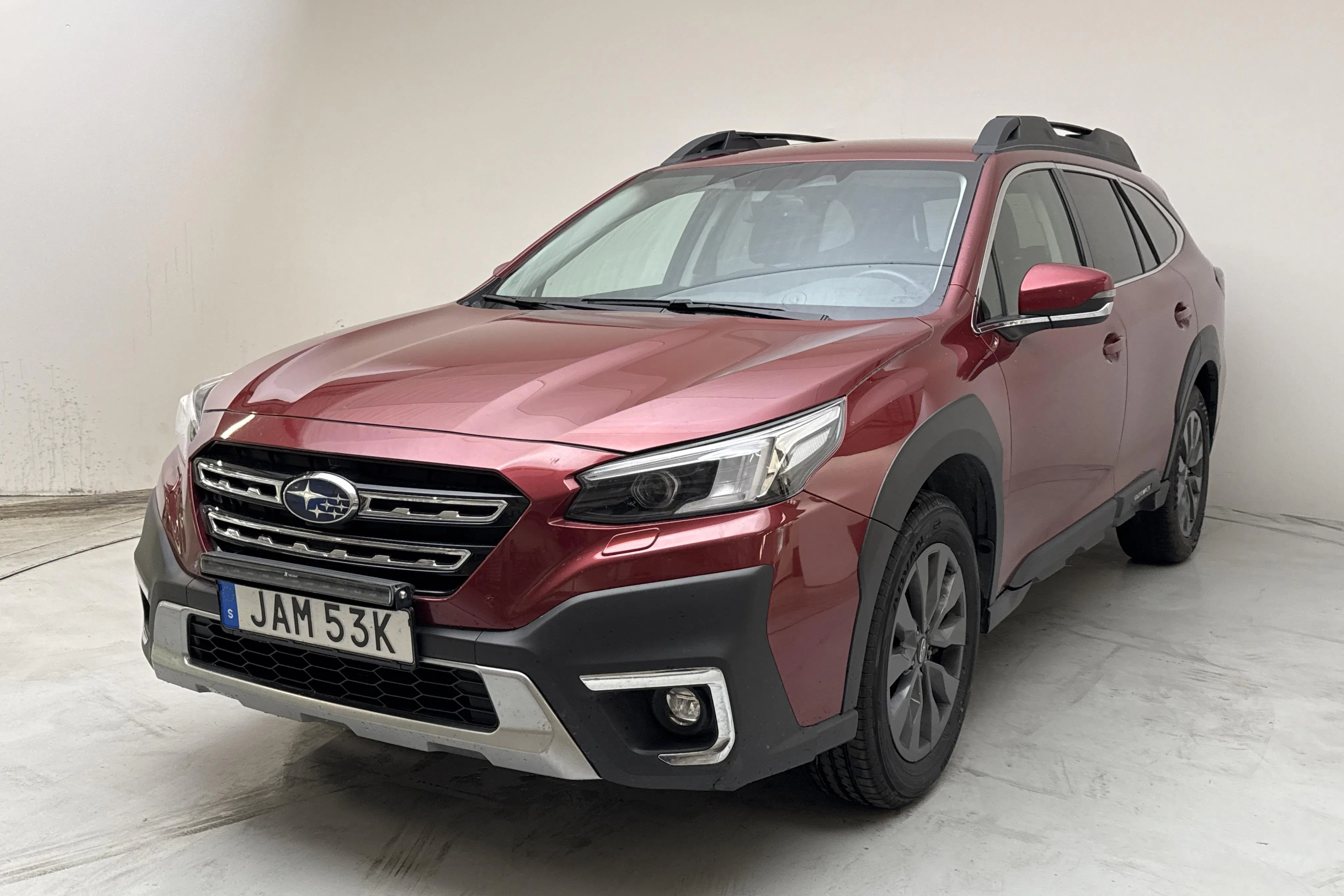 Presentationsfoto 1 av 15: Subaru Outback 2.5i XFuel 4WD (169hk) - 9 830 mil - Automat - Ljusröd - 2023
