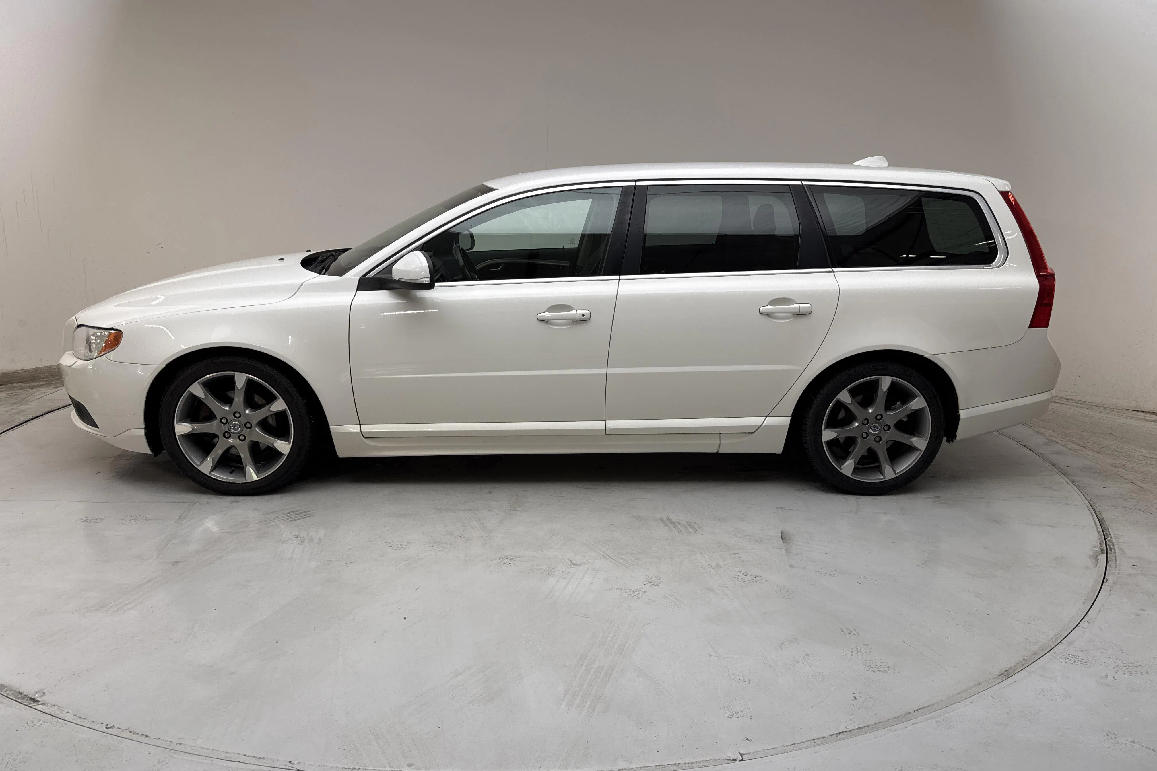 Presentationsfoto 2 av 13: Volvo V70 II 1.6D DRIVe (115hk) - 17 498 mil - Manuell - vit - 2012