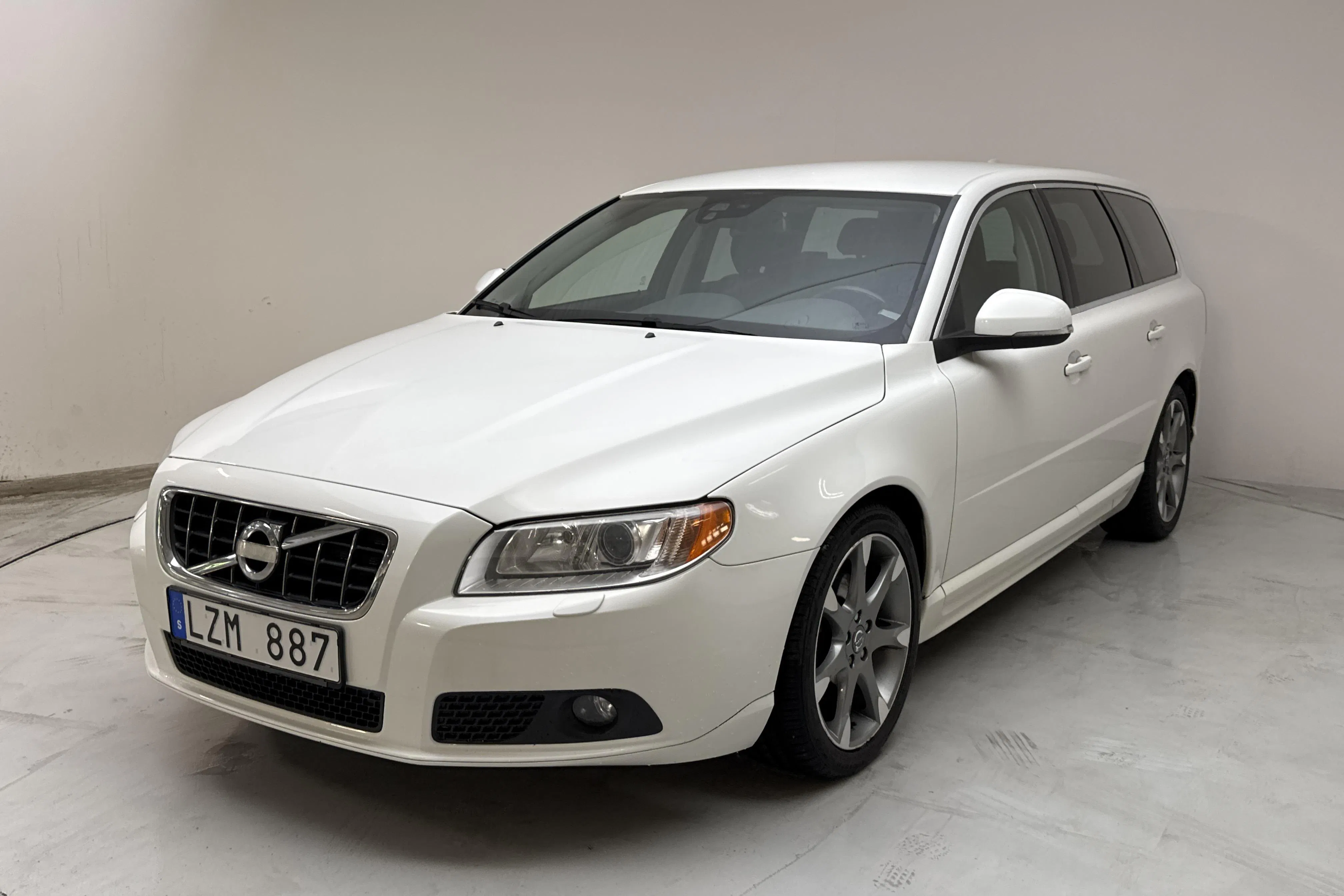 Presentationsfoto 1 av 13: Volvo V70 II 1.6D DRIVe (115hk) - 17 498 mil - Manuell - vit - 2012