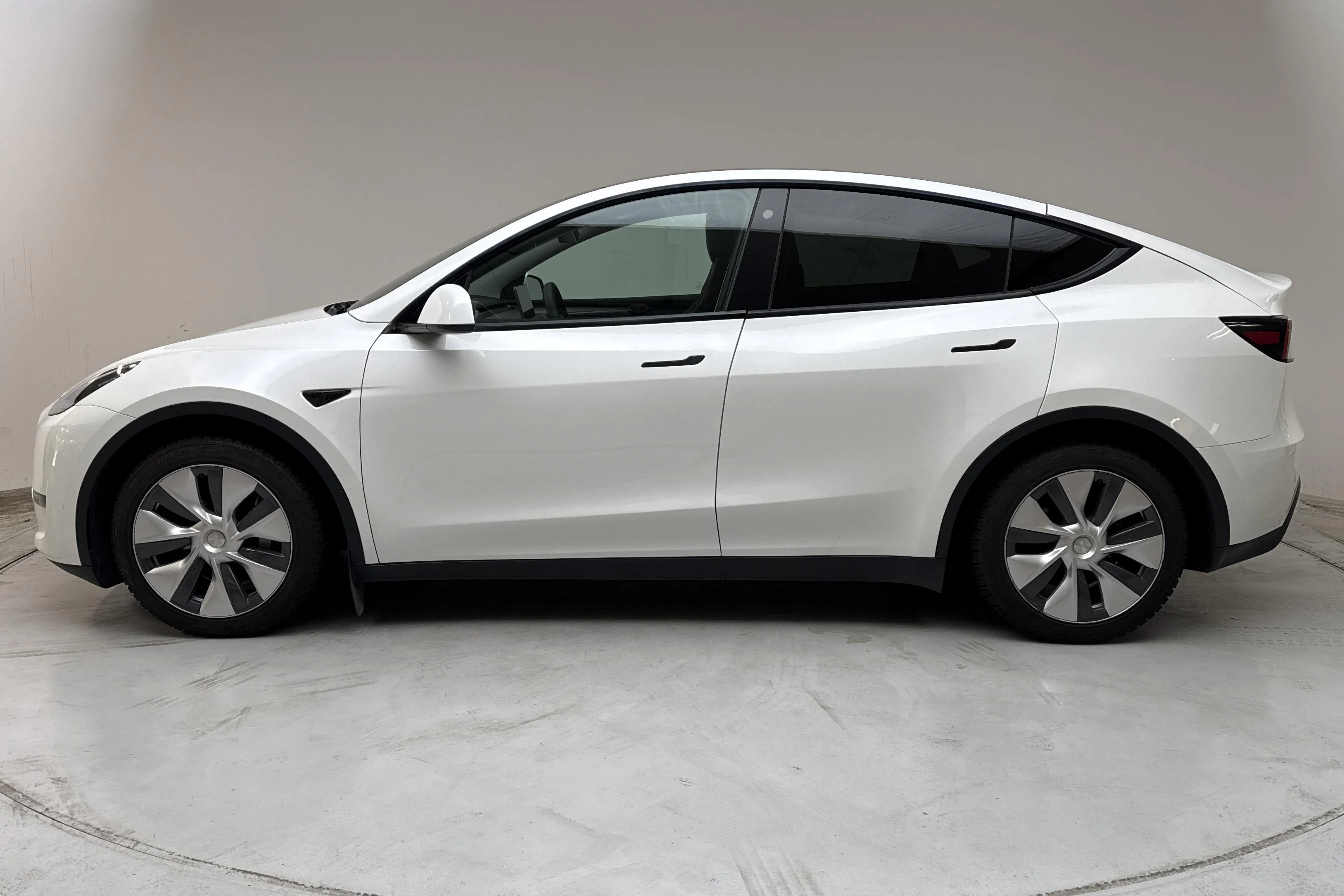 Presentationsfoto 2 av 17: Tesla Model Y Long Range Dual Motor AWD - 5 344 mil - Automat - vit - 2023