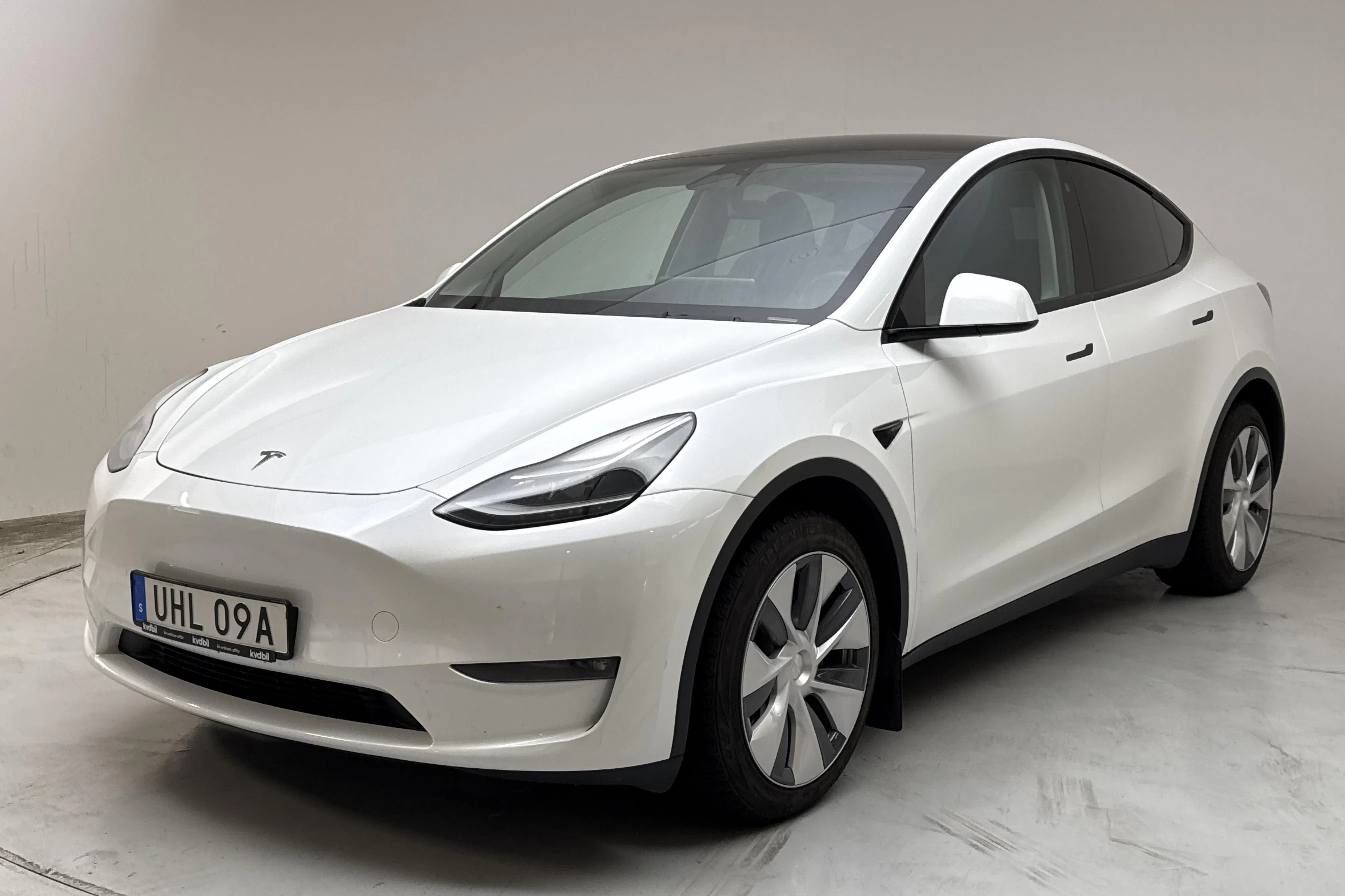 Presentationsfoto 1 av 17: Tesla Model Y Long Range Dual Motor AWD - 5 344 mil - Automat - vit - 2023
