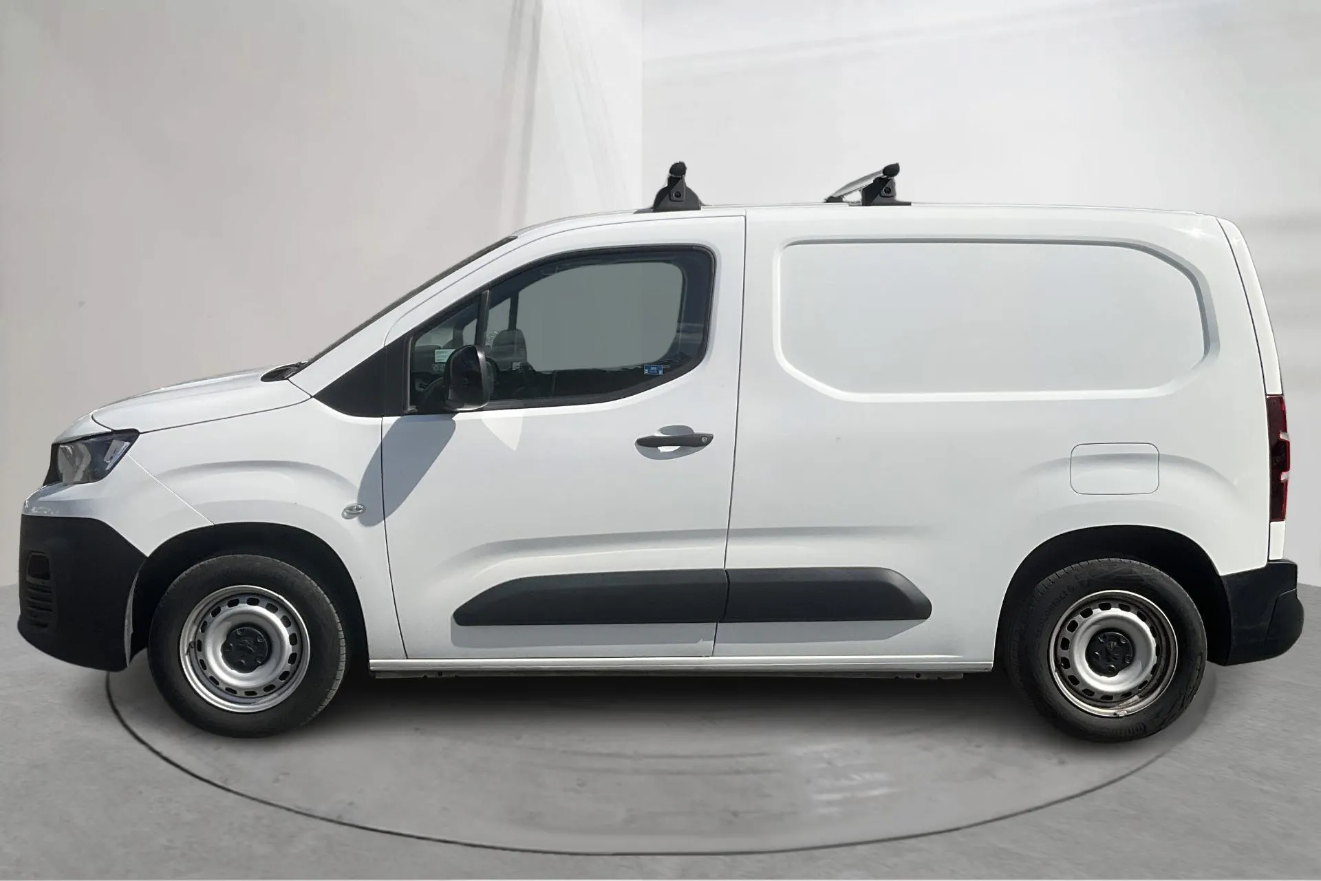 Presentationsfoto 2 av 16: Peugeot Partner 1.5 HDI Skåp (100hk) - 11 839 mil - Manuell - vit - 2021