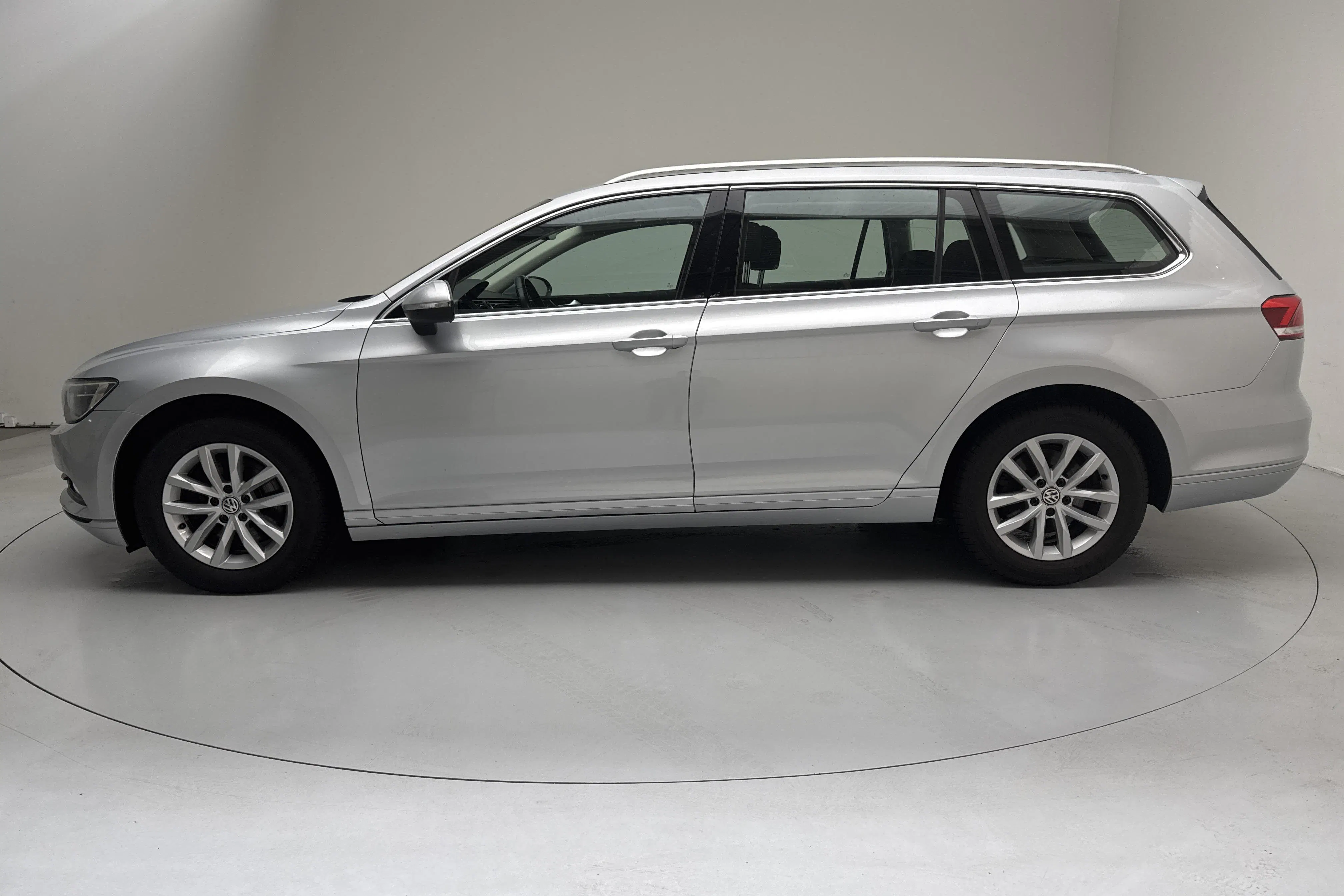 Presentationsfoto 2 av 14: VW Passat 2.0 TDI Sportscombi (150hk) - 15 271 mil - Automat - silver - 2017
