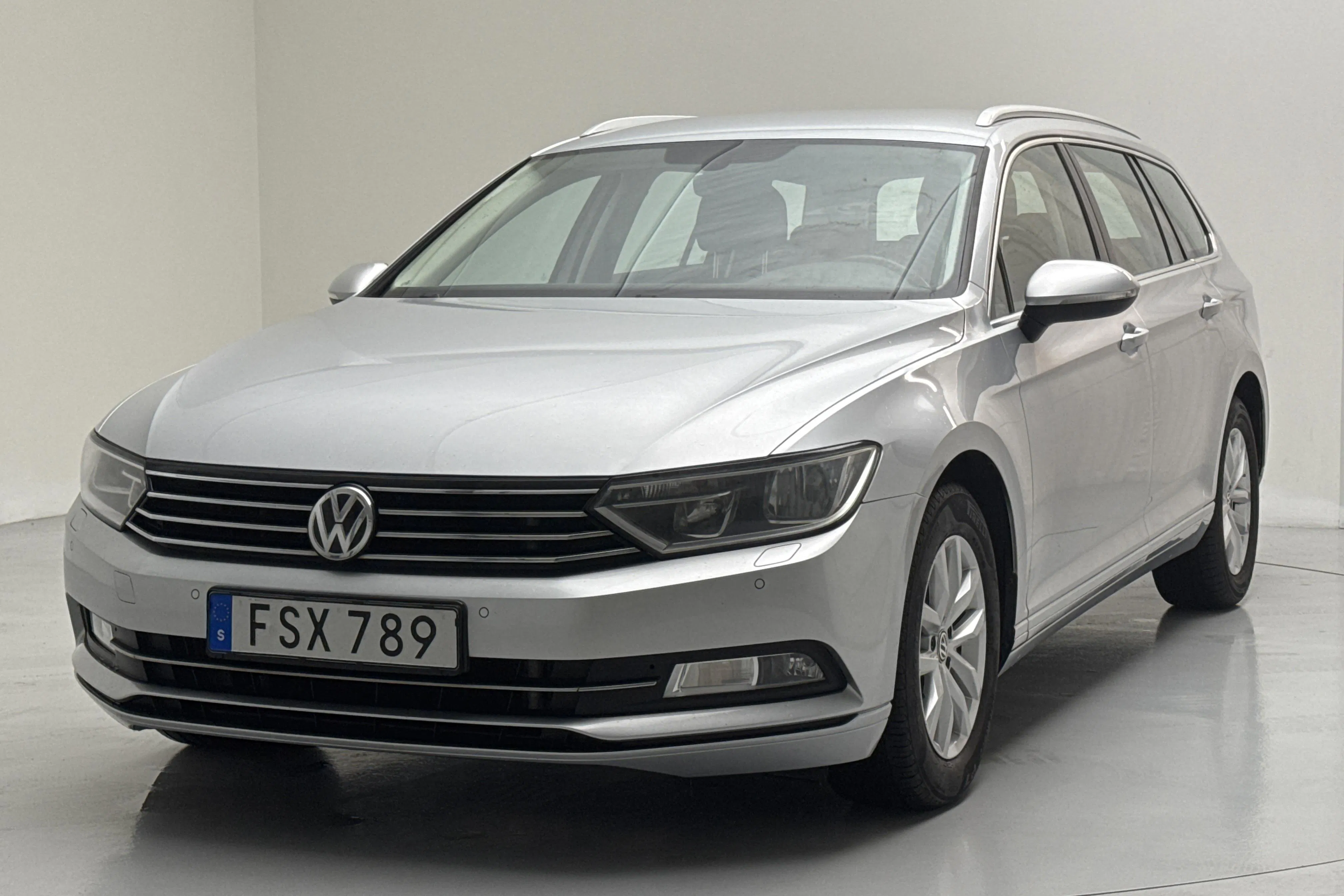 Presentationsfoto 1 av 14: VW Passat 2.0 TDI Sportscombi (150hk) - 15 271 mil - Automat - silver - 2017