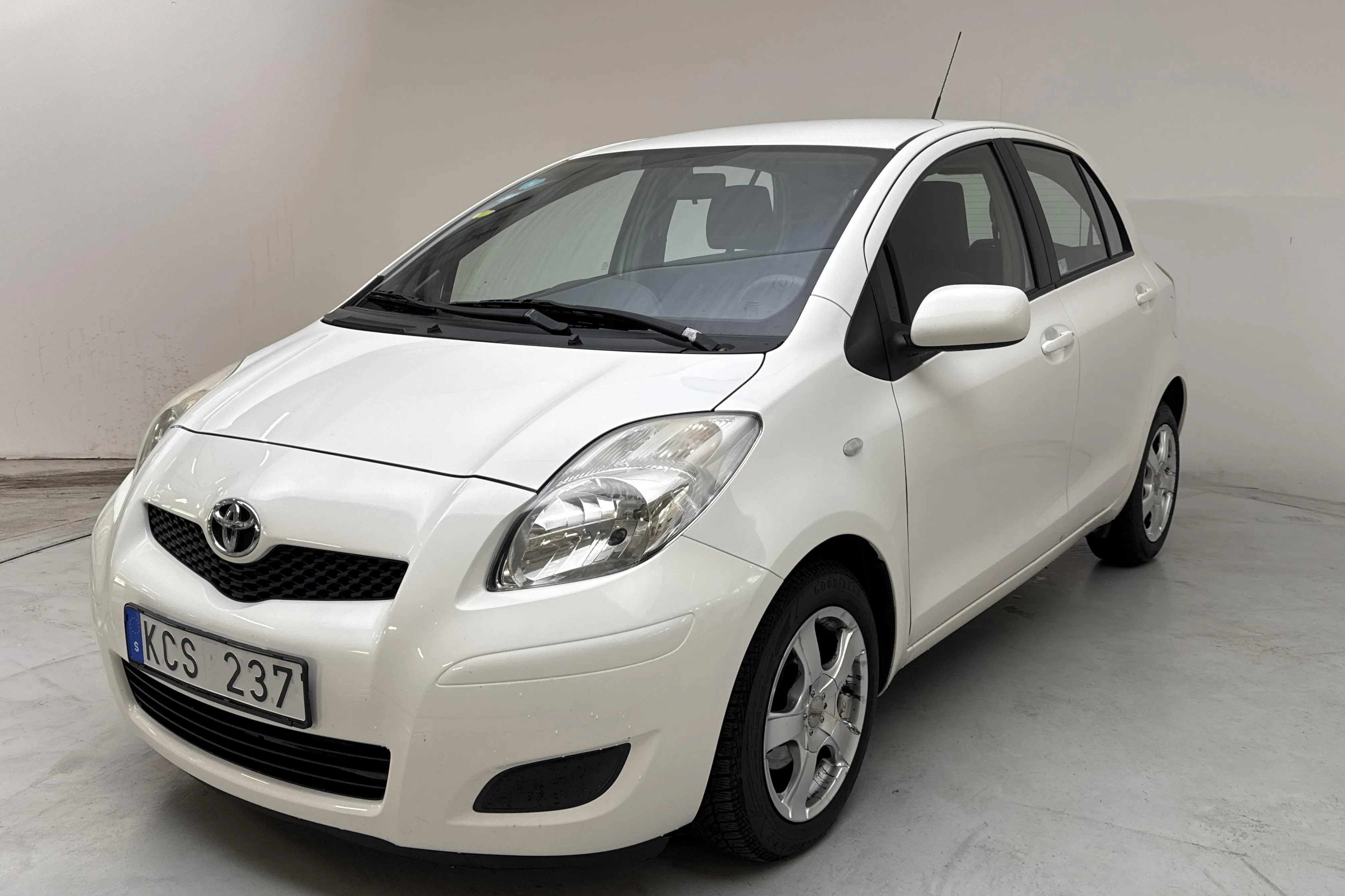 Presentation photo 1 of 11: Toyota Yaris 1.33 5dr (100hk) - 86 660 km - Automatic - white - 2009