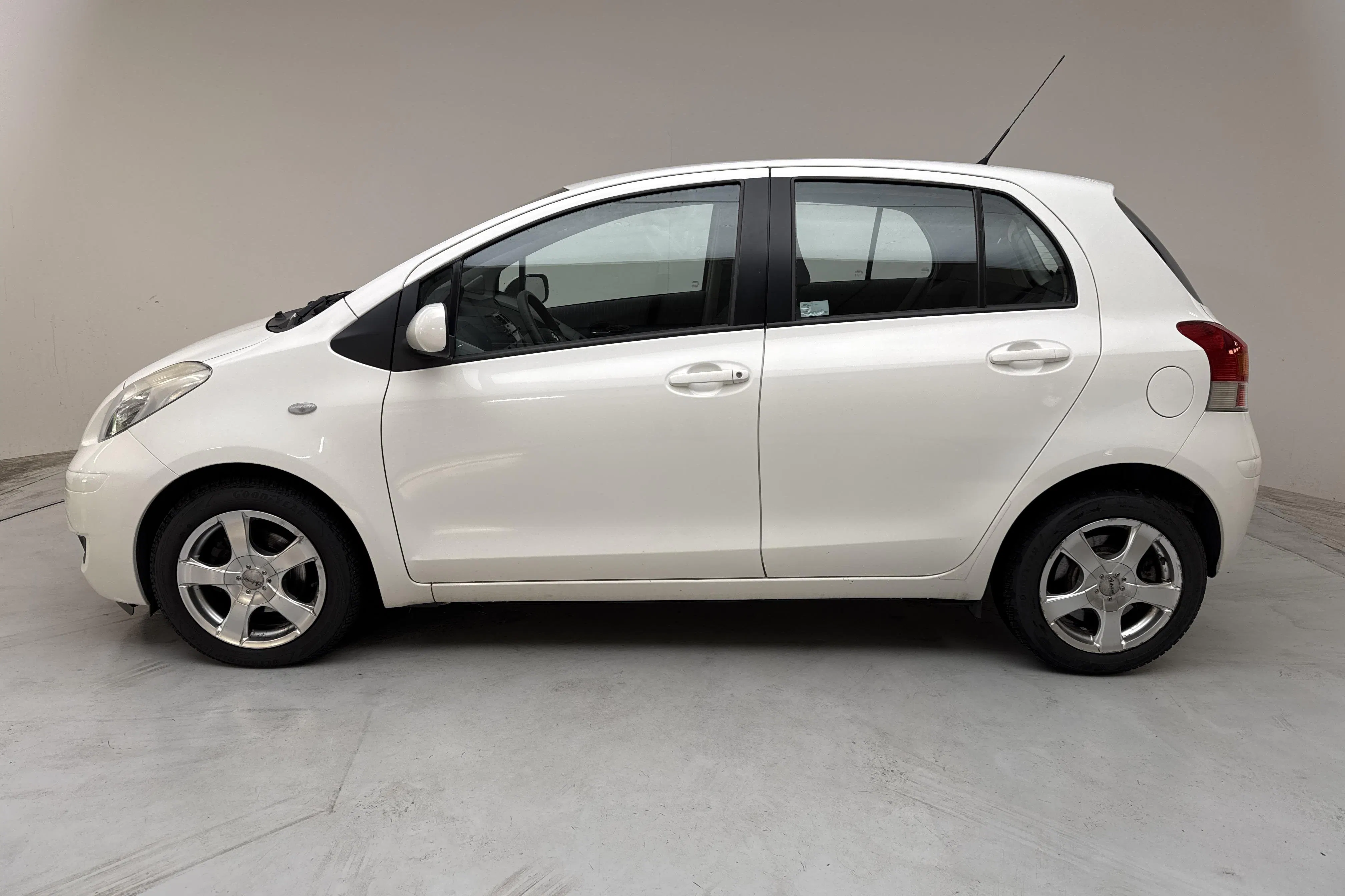 Presentation photo 2 of 11: Toyota Yaris 1.33 5dr (100hk) - 86 660 km - Automatic - white - 2009