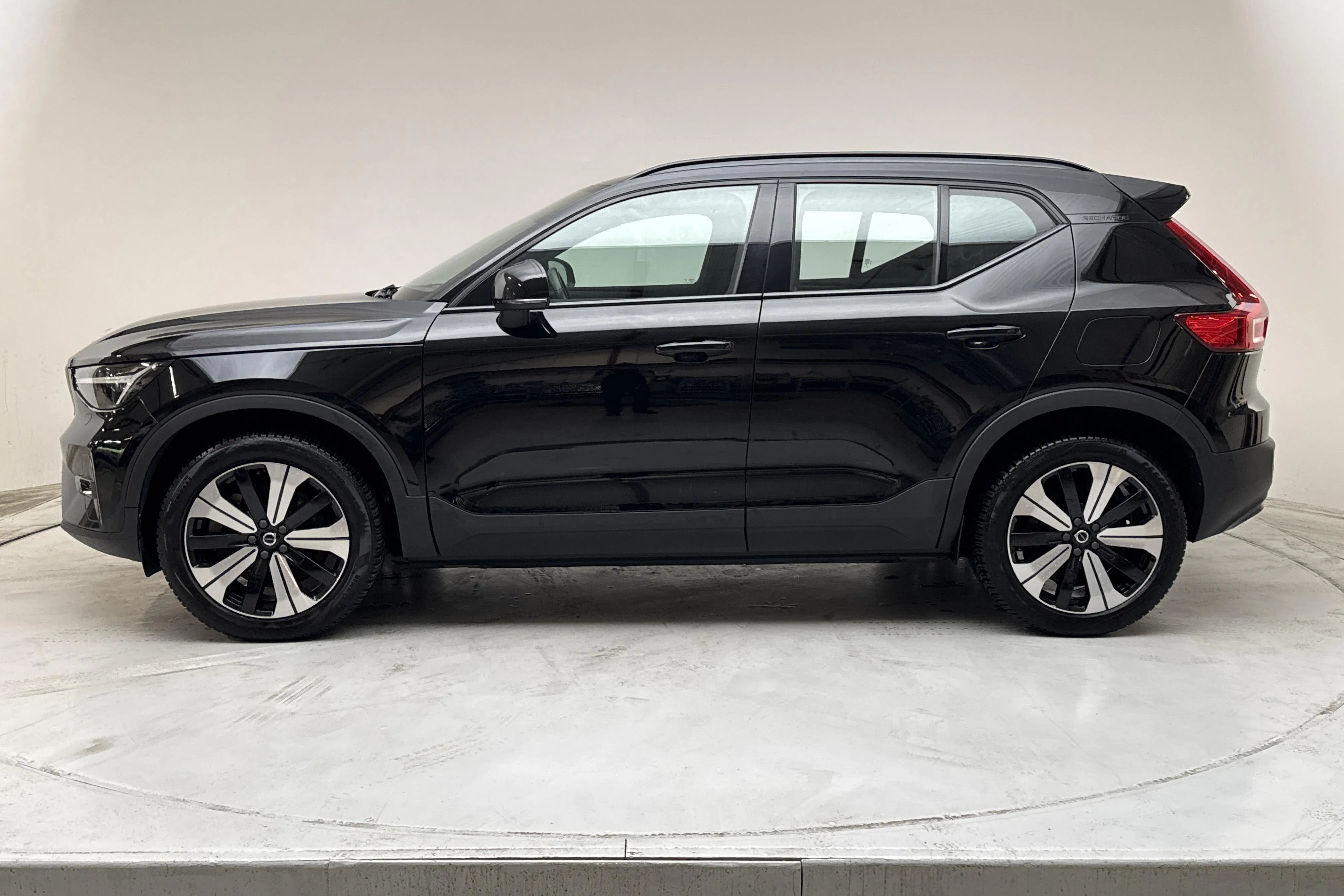 Presentationsfoto 2 av 19: Volvo XC40 P6 Recharge (231hk) - 6 568 mil - Automat - svart - 2023