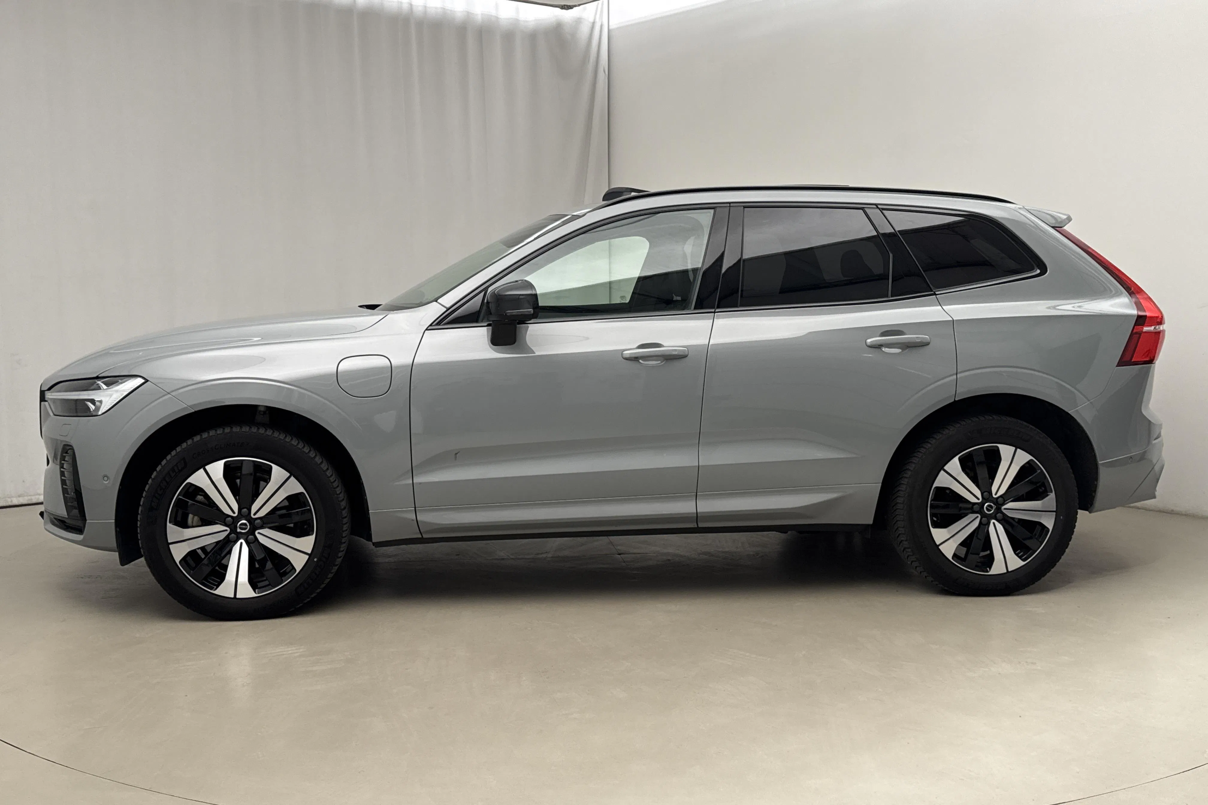 Presentationsfoto 2 av 28: Volvo XC60 T6 AWD Recharge (350hk) - 5 988 mil - Automat - grå - 2024