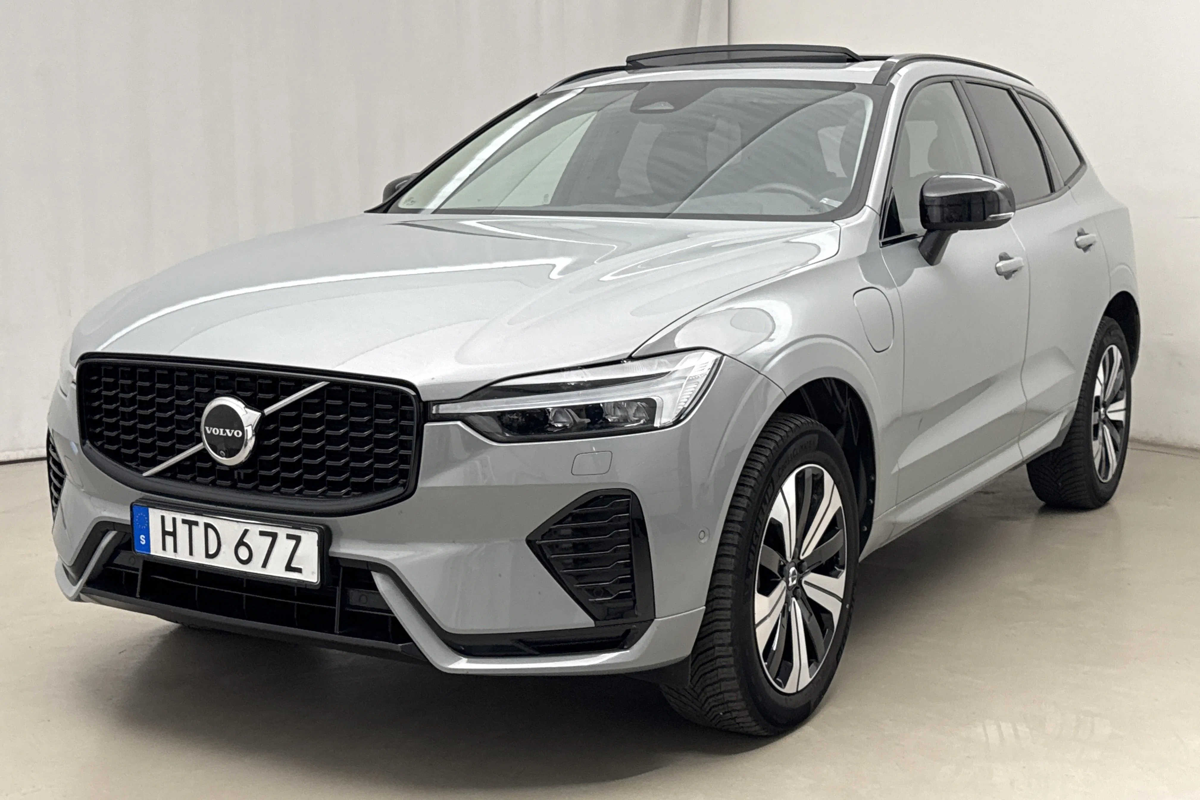 Presentationsfoto 1 av 28: Volvo XC60 T6 AWD Recharge (350hk) - 5 988 mil - Automat - grå - 2024