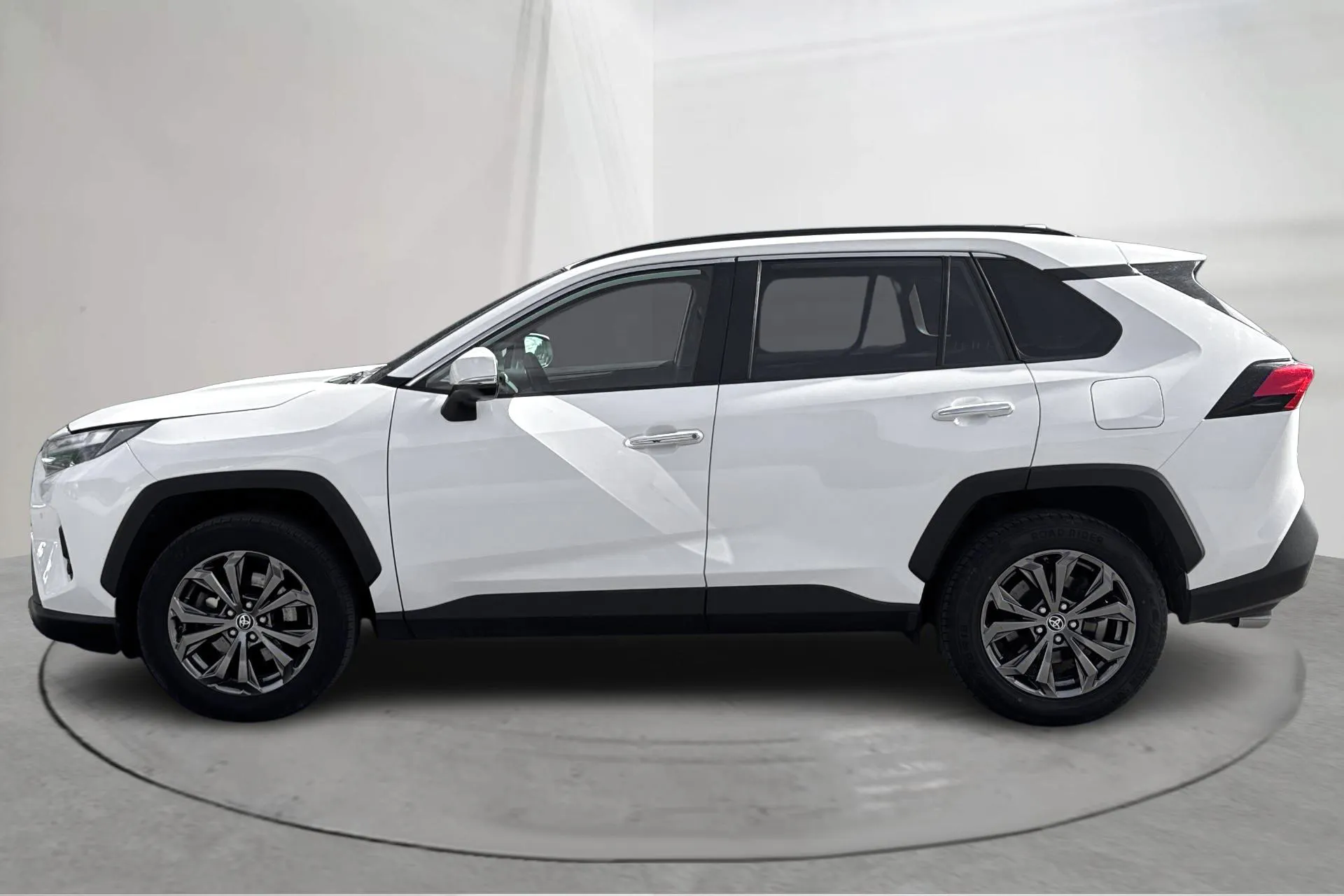Presentationsfoto 2 av 15: Toyota RAV4 2.5 HSD AWD (222hk) - 18 823 mil - Automat - vit - 2023