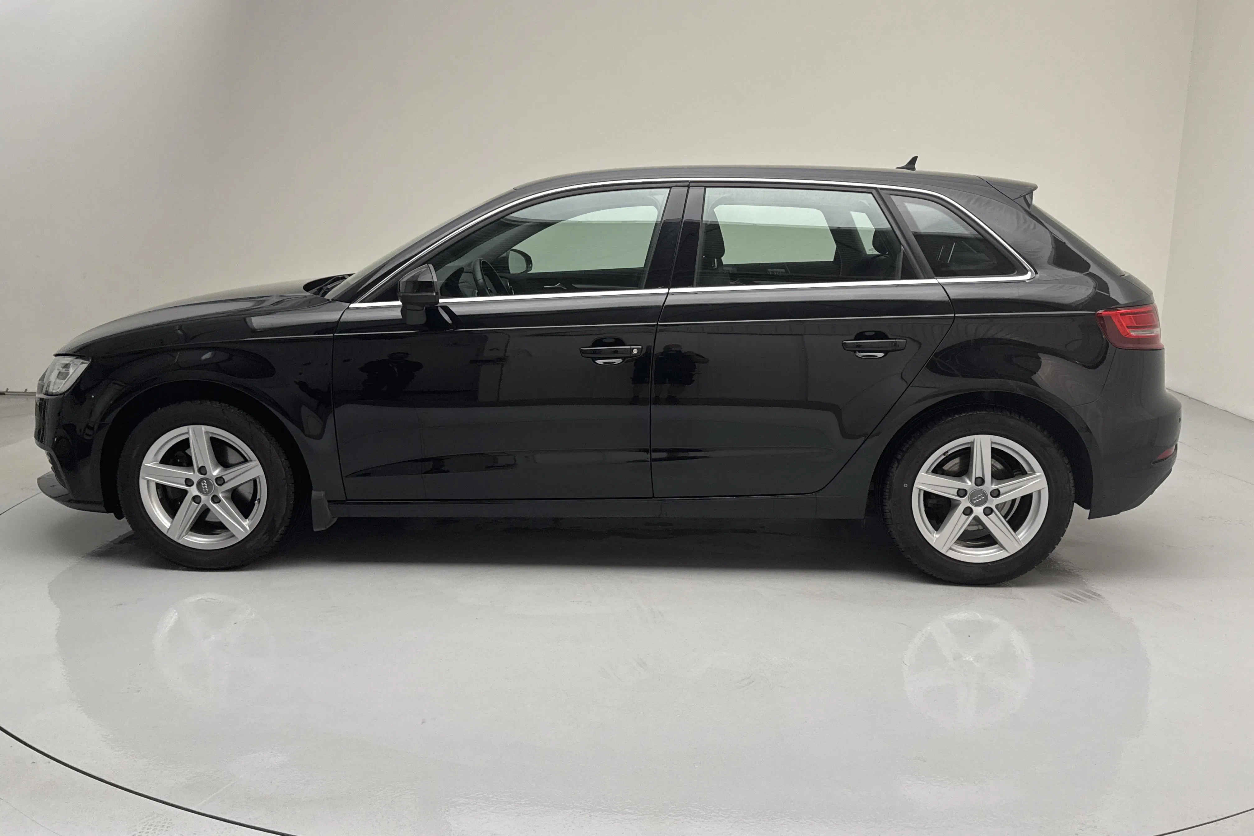 Presentationsfoto 2 av 13: Audi A3 Sportback 35 TFSI (150hk) - 7 154 mil - Automat - svart - 2019