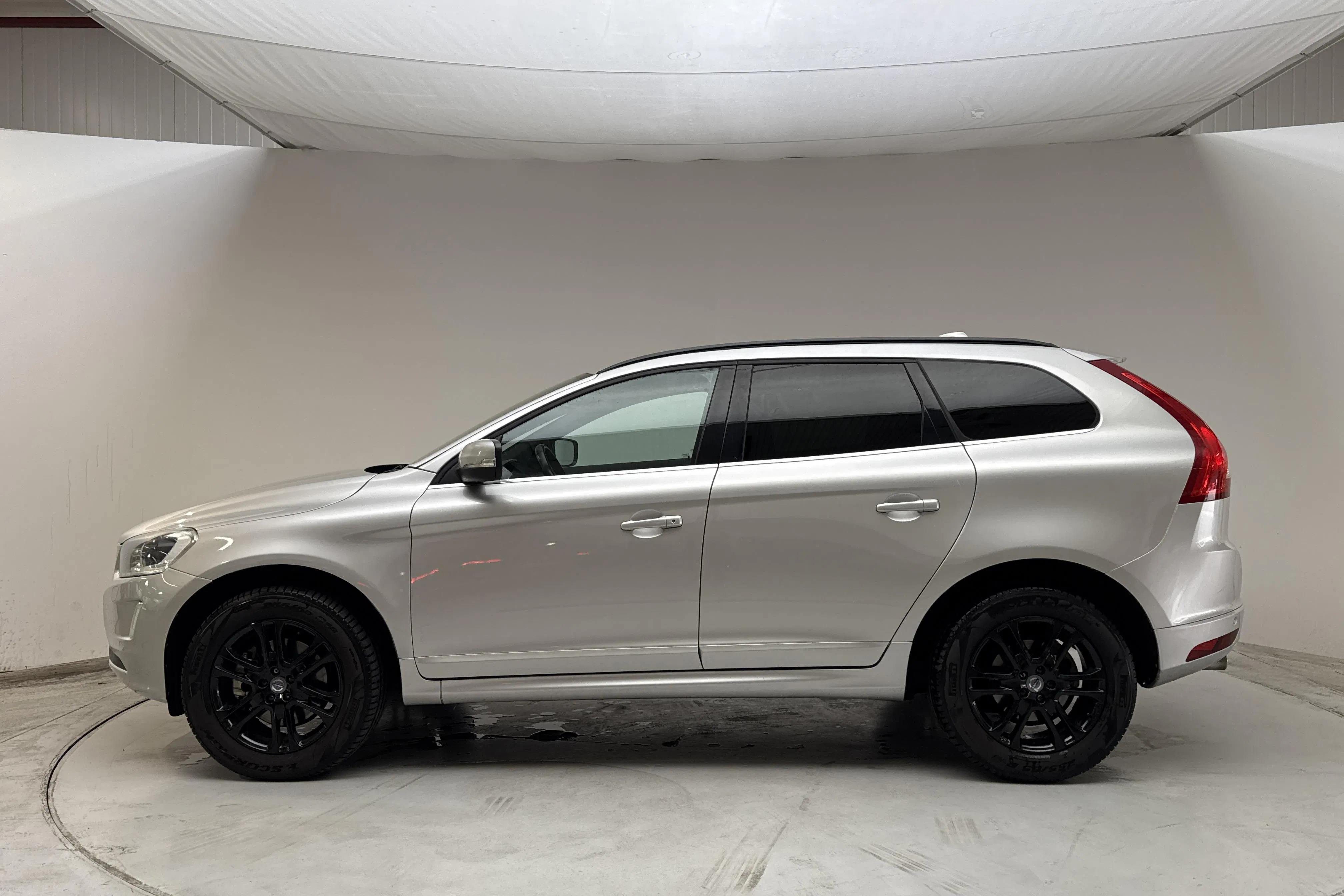 Presentationsfoto 2 av 13: Volvo XC60 D4 2WD (163hk) - 21 027 mil - Manuell - silver - 2014