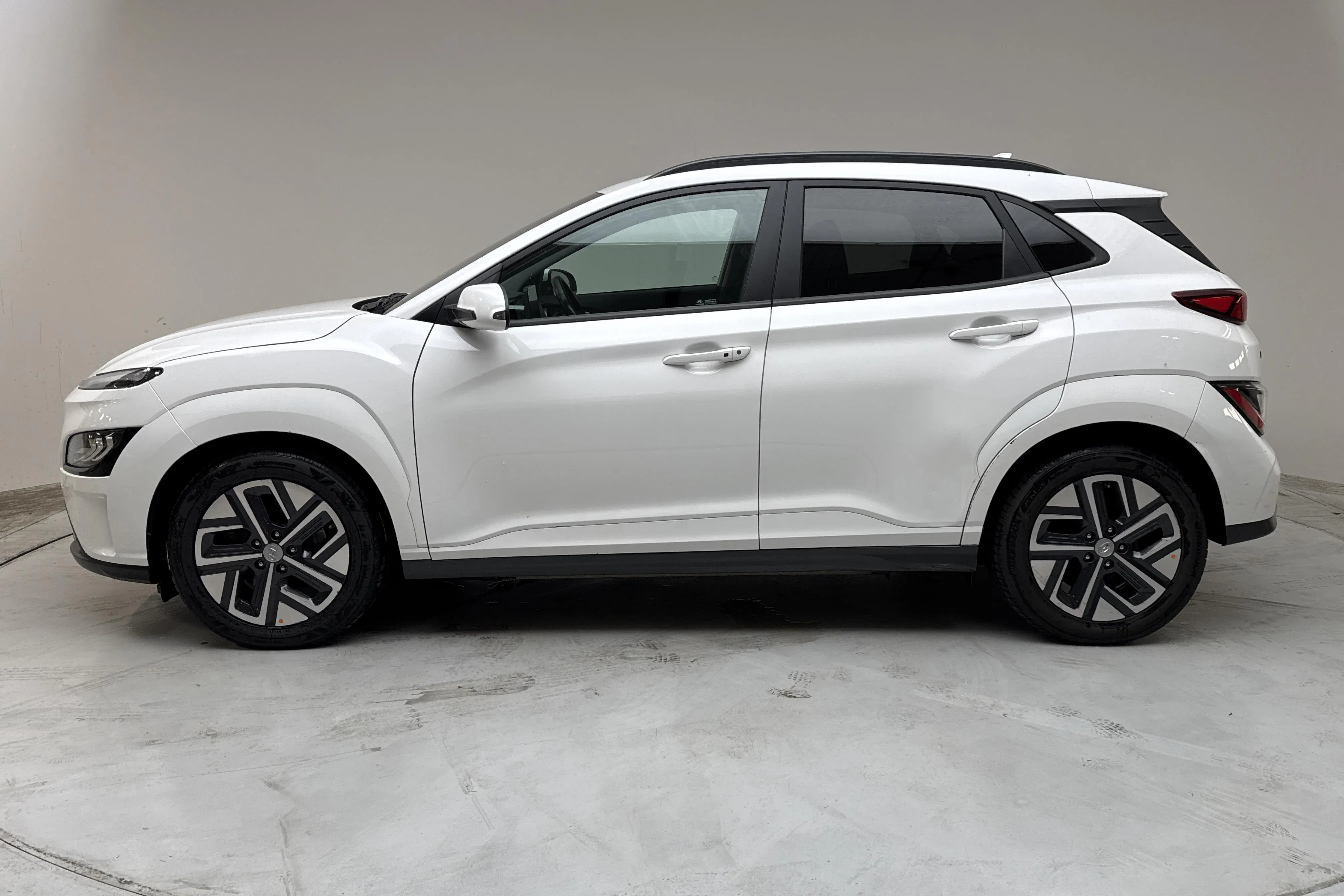 Presentation photo 2 of 15: Hyundai Kona Electric 64kWh (204hk) - 189 320 km - Automatic - white - 2022