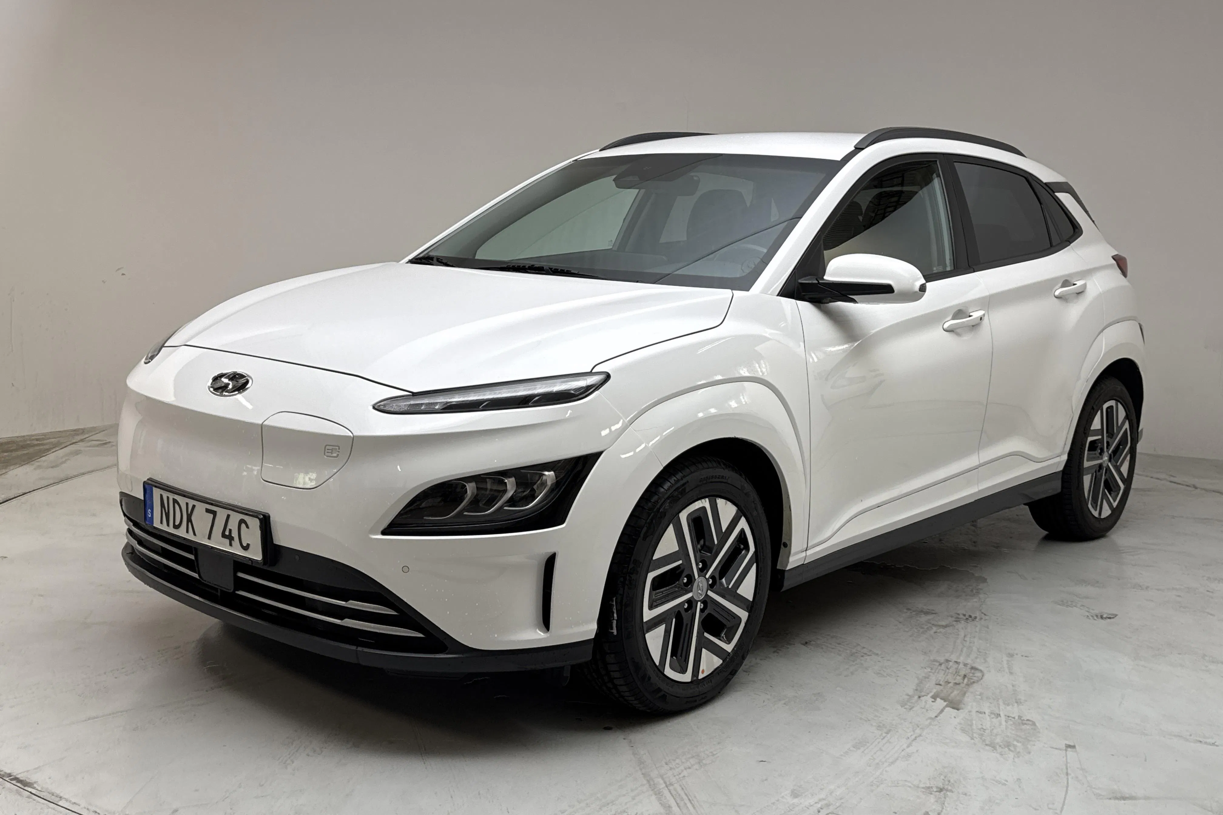 Presentation photo 1 of 15: Hyundai Kona Electric 64kWh (204hk) - 189 320 km - Automatic - white - 2022