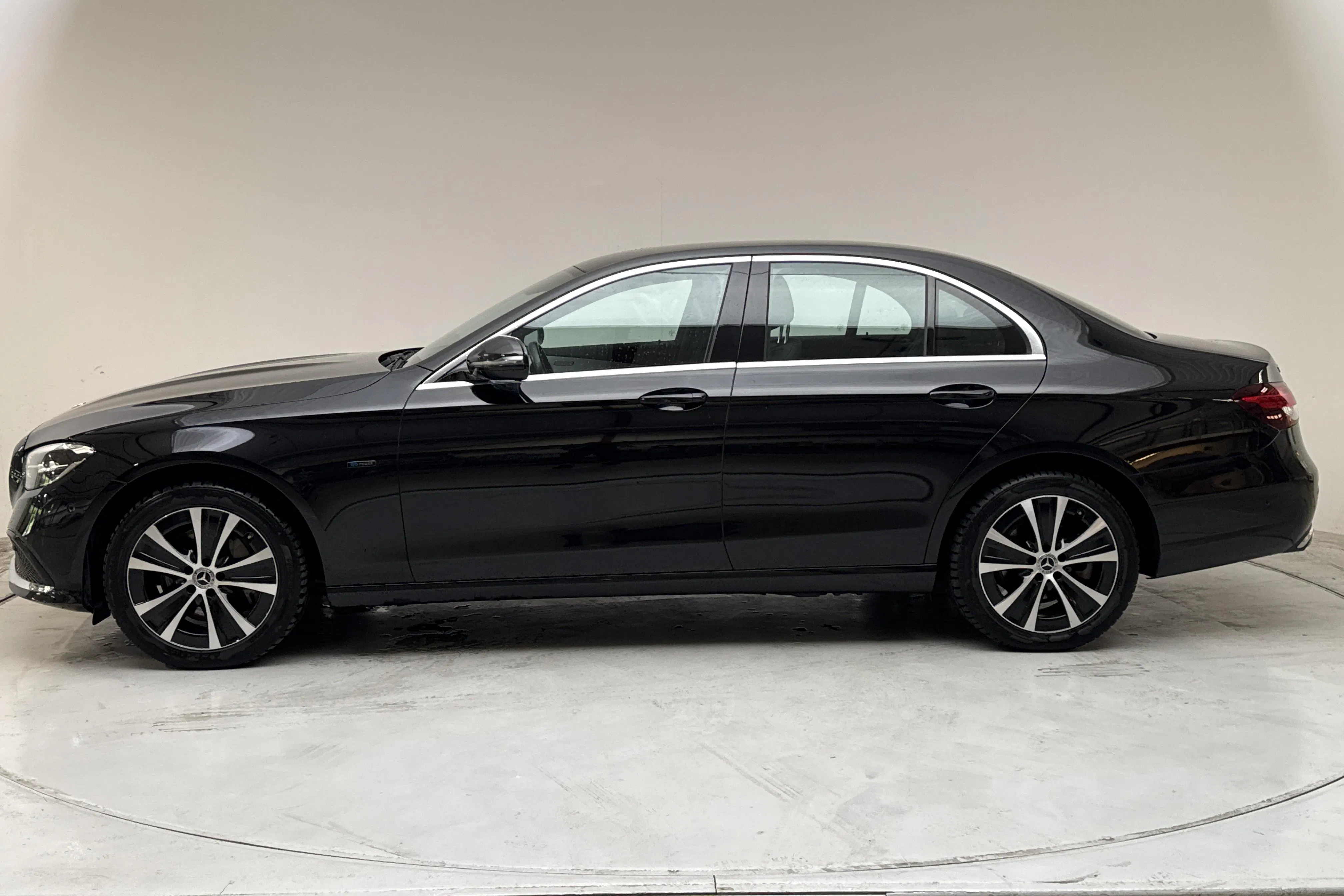 Presentationsfoto 2 av 16: Mercedes E 300 de Sedan 4MATIC W213 (306hk) - 9 979 mil - Automat - svart - 2022