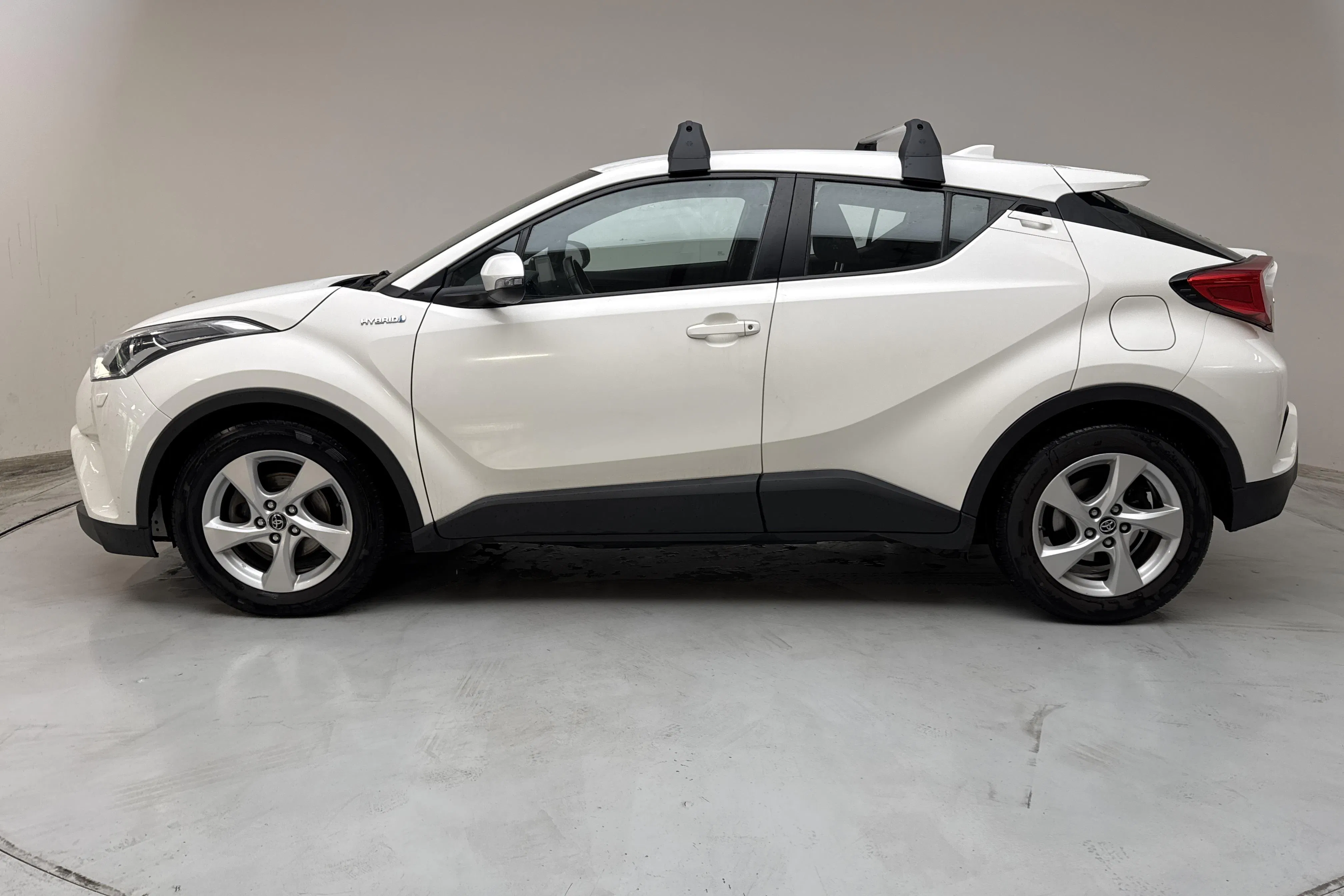Presentationsfoto 2 av 14: Toyota C-HR 1.8 HSD (122hk) - 22 620 mil - Automat - vit - 2018