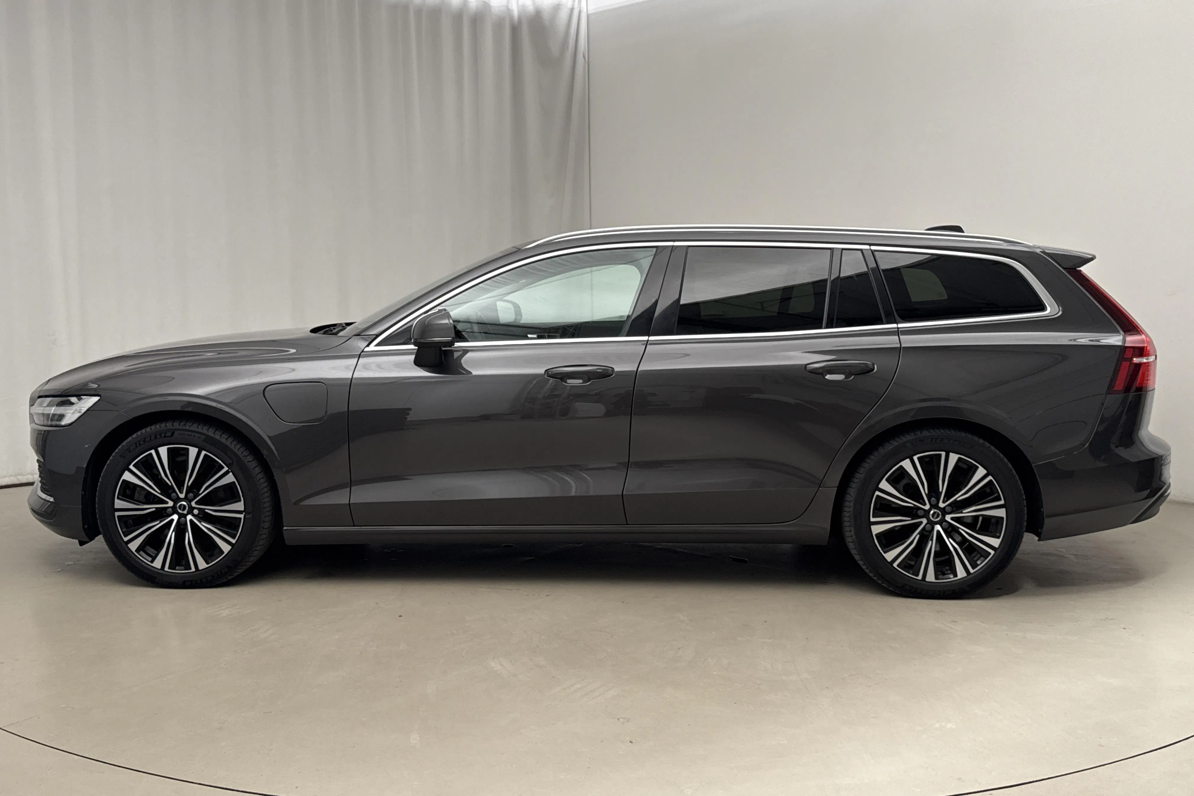 Presentationsfoto 2 av 23: Volvo V60 T6 AWD Recharge (350hk) - 9 489 mil - Automat - grå - 2023