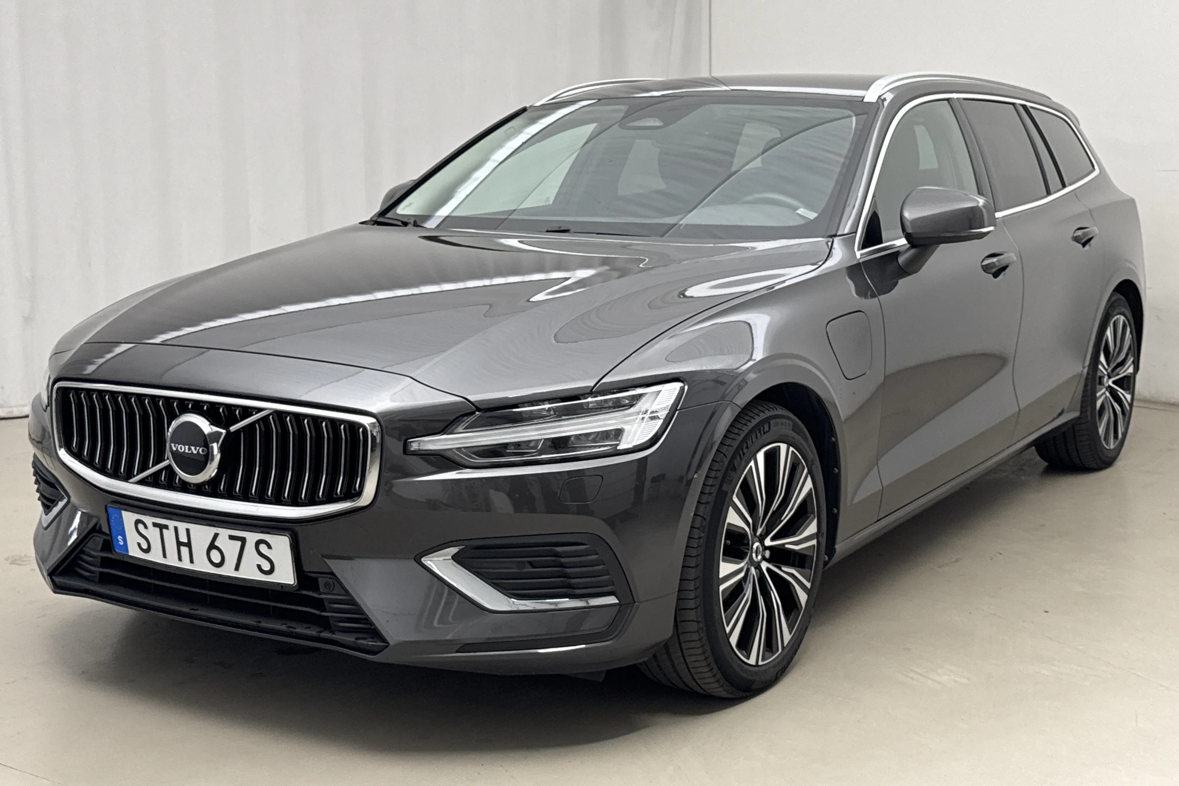 Presentationsfoto 1 av 23: Volvo V60 T6 AWD Recharge (350hk) - 9 489 mil - Automat - grå - 2023