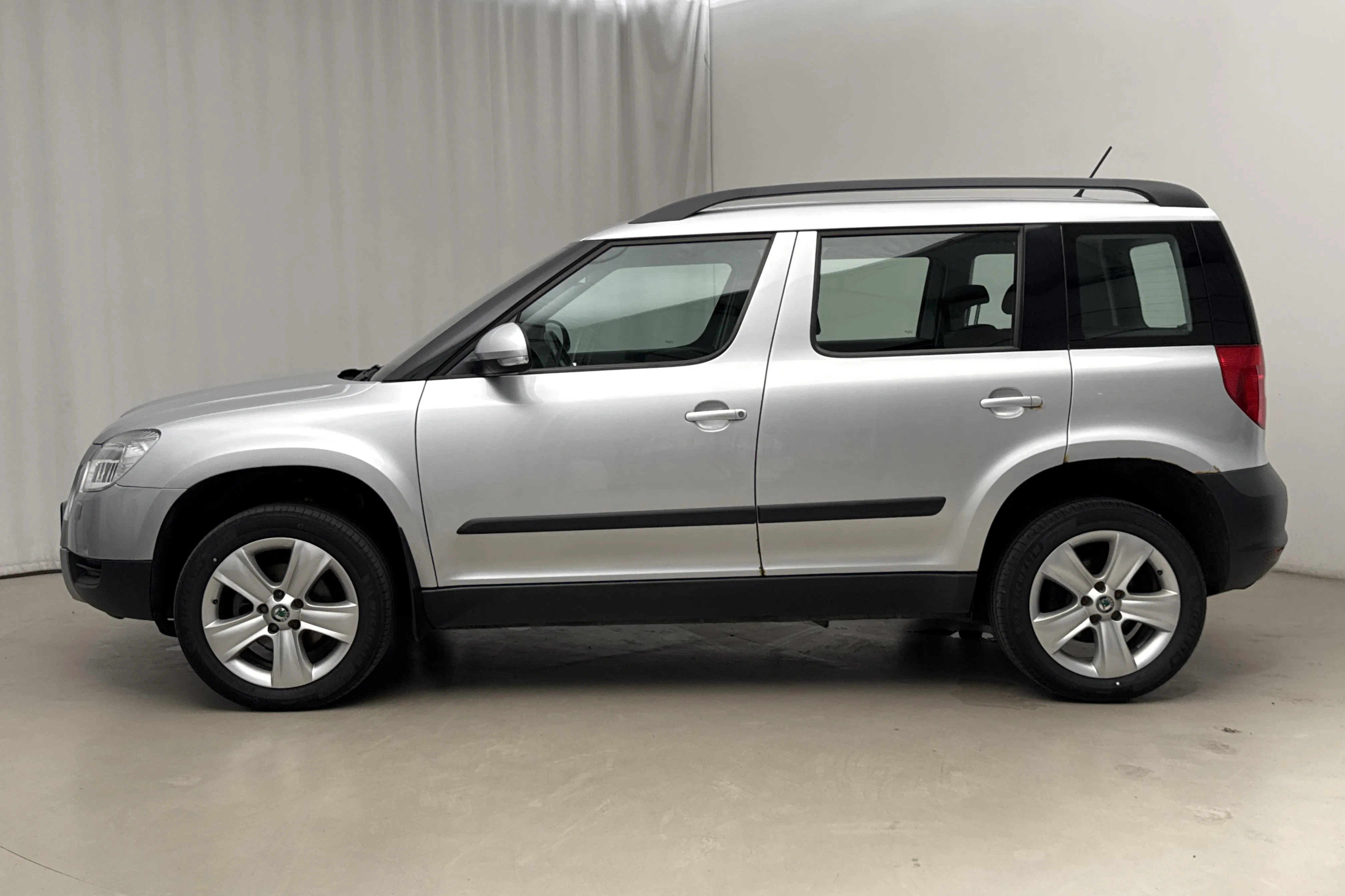 Presentation photo 2 of 14: Skoda Yeti 2.0 TDI CR 4X4 (140hk) - 149 090 km - Manual - silver - 2012