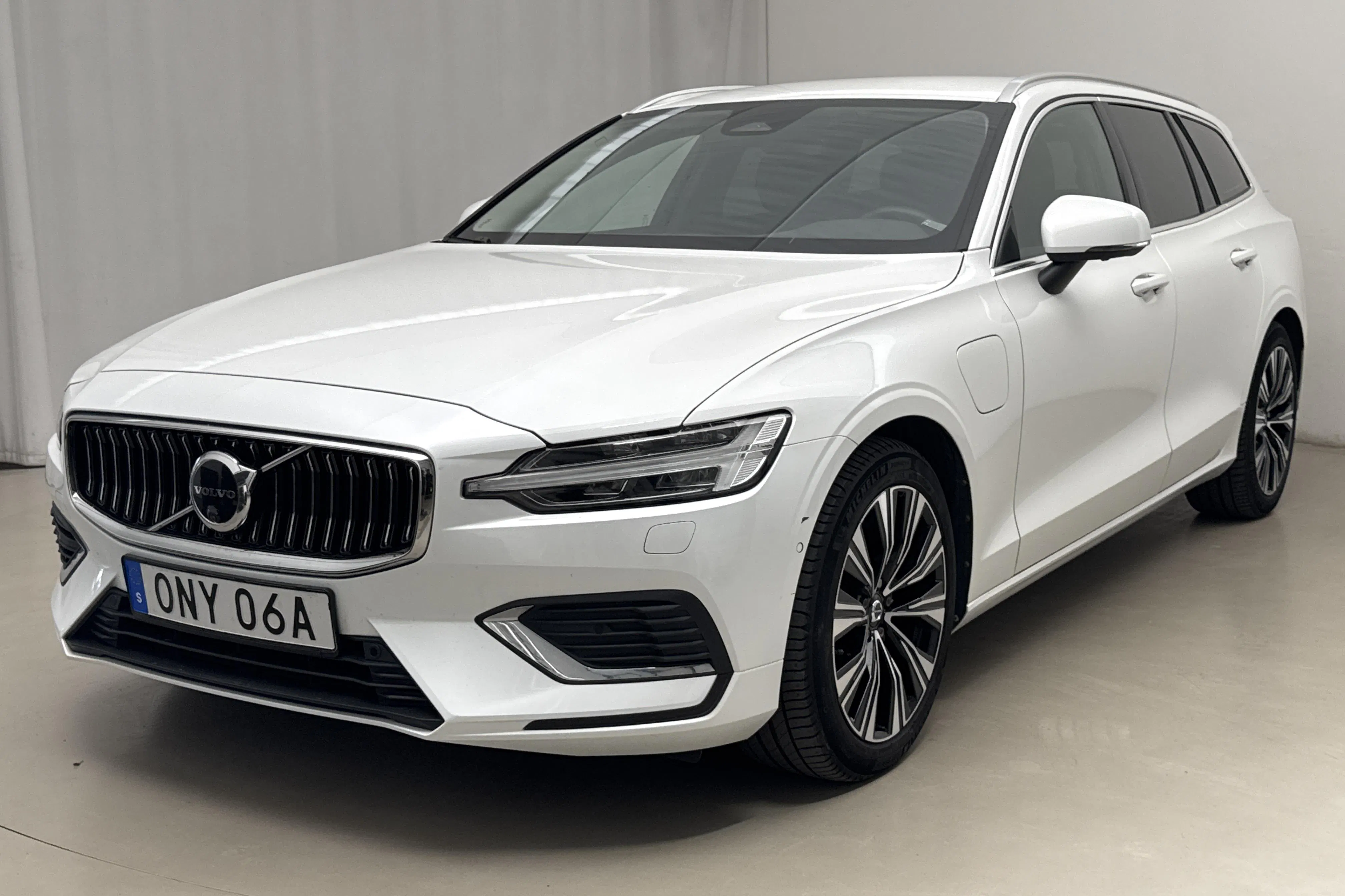 Presentation photo 1 of 28: Volvo V60 T6 AWD Recharge (350hk) - 37 370 km - Automatic - white - 2023