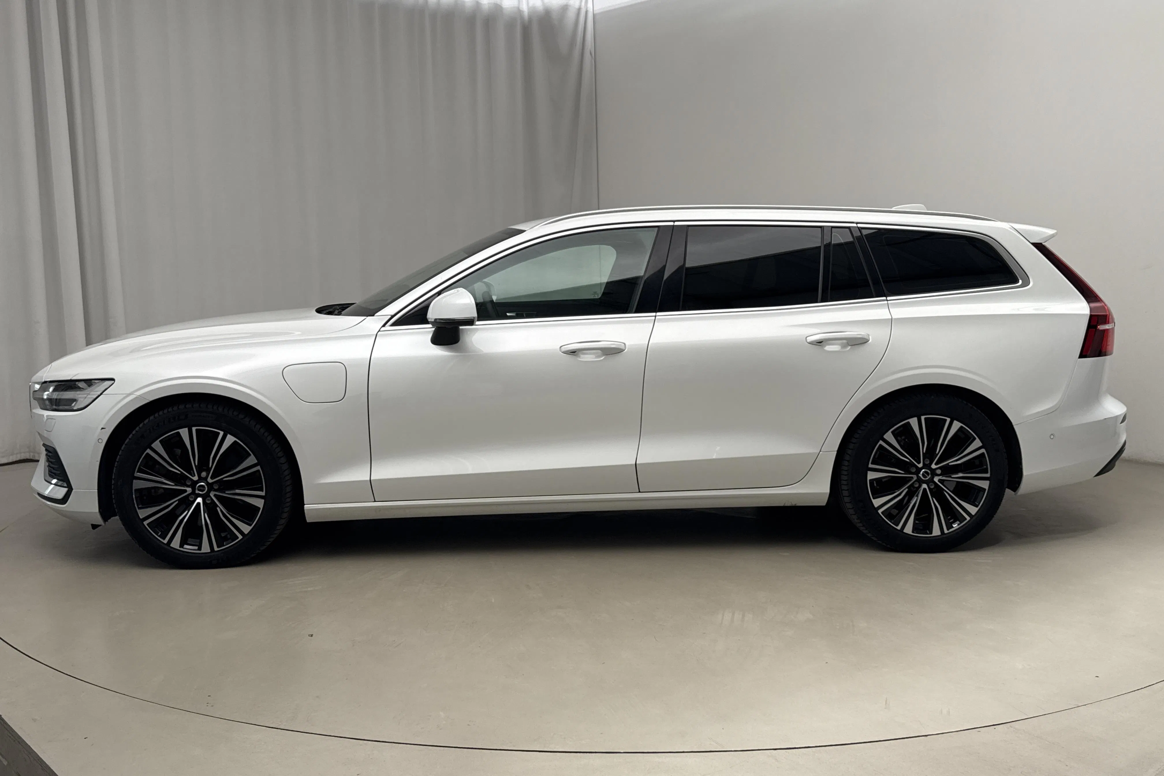 Presentation photo 2 of 28: Volvo V60 T6 AWD Recharge (350hk) - 37 370 km - Automatic - white - 2023