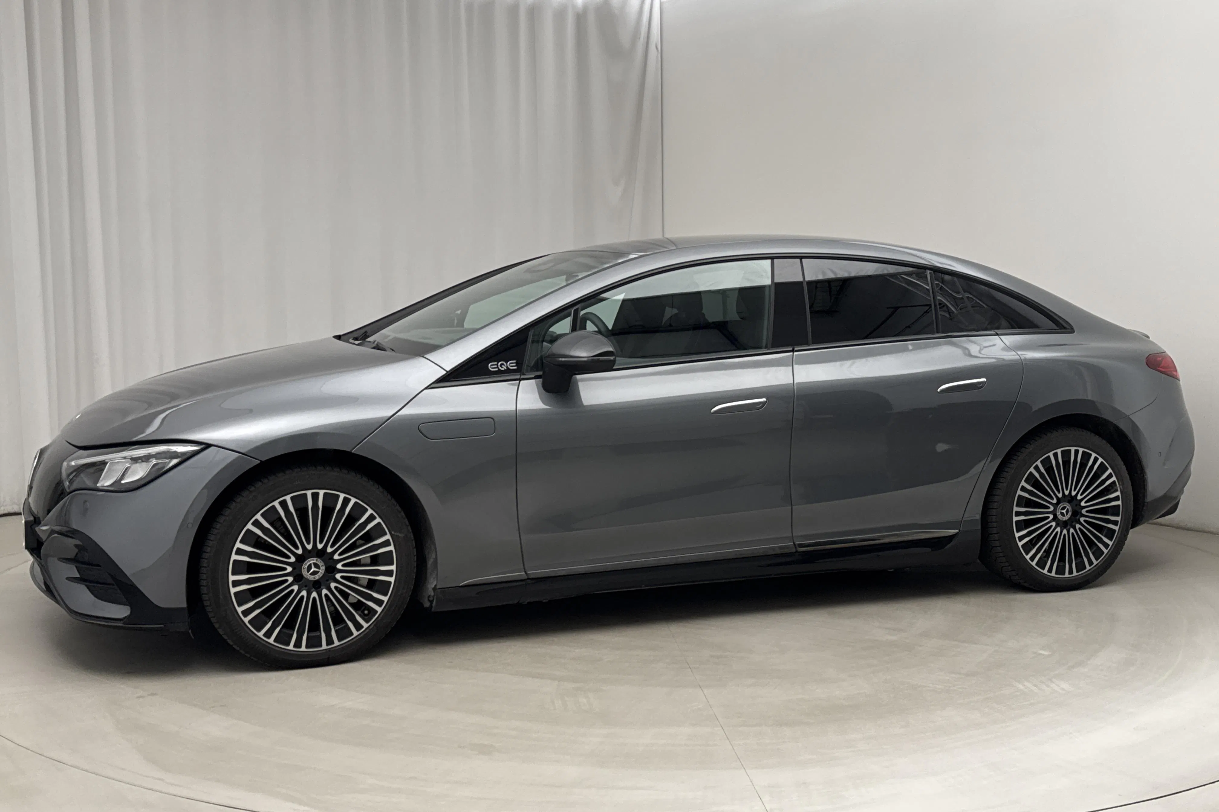 Presentationsfoto 2 av 18: Mercedes EQE 350 4Matic V295 (292hk) - 3 370 mil - Automat - grå - 2023
