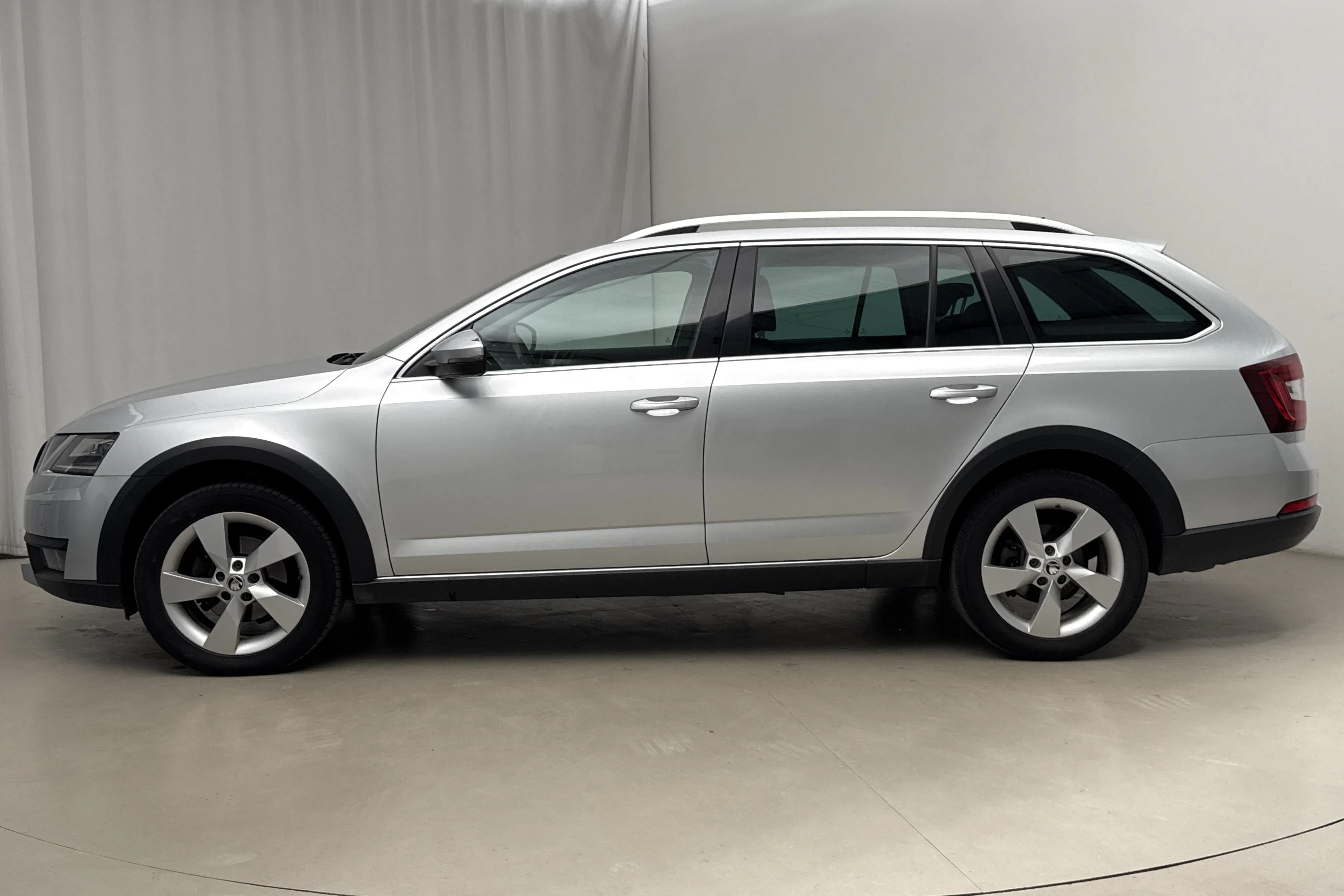 Presentation photo 2 of 19: Skoda Octavia Scout II 2.0 TDI 4X4 (150hk) - 181 780 km - Automatic - silver - 2018