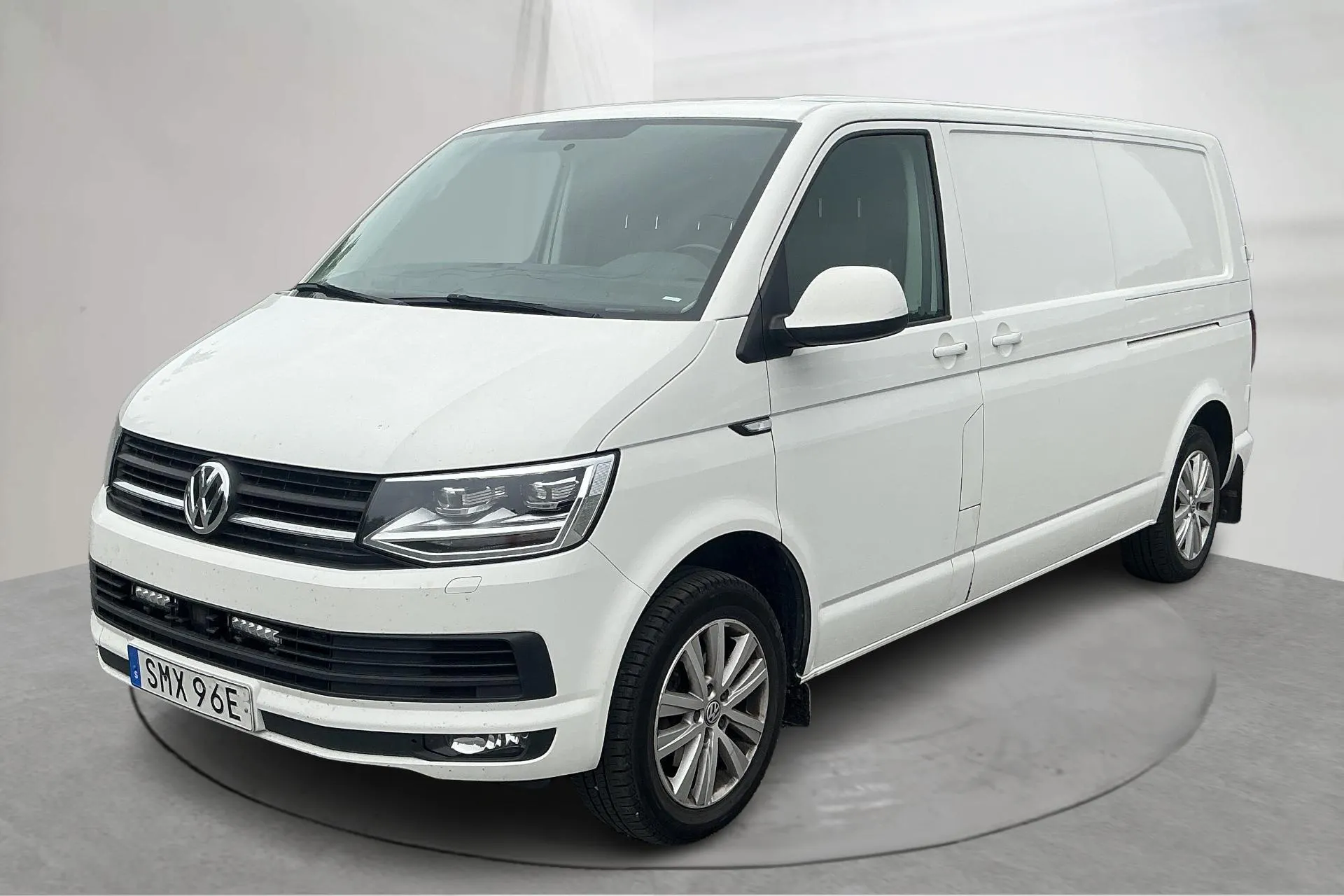 Presentationsfoto 1 av 14: VW Transporter T6 2.0 TDI BMT Skåp (150hk) - 14 682 mil - Automat - vit - 2019