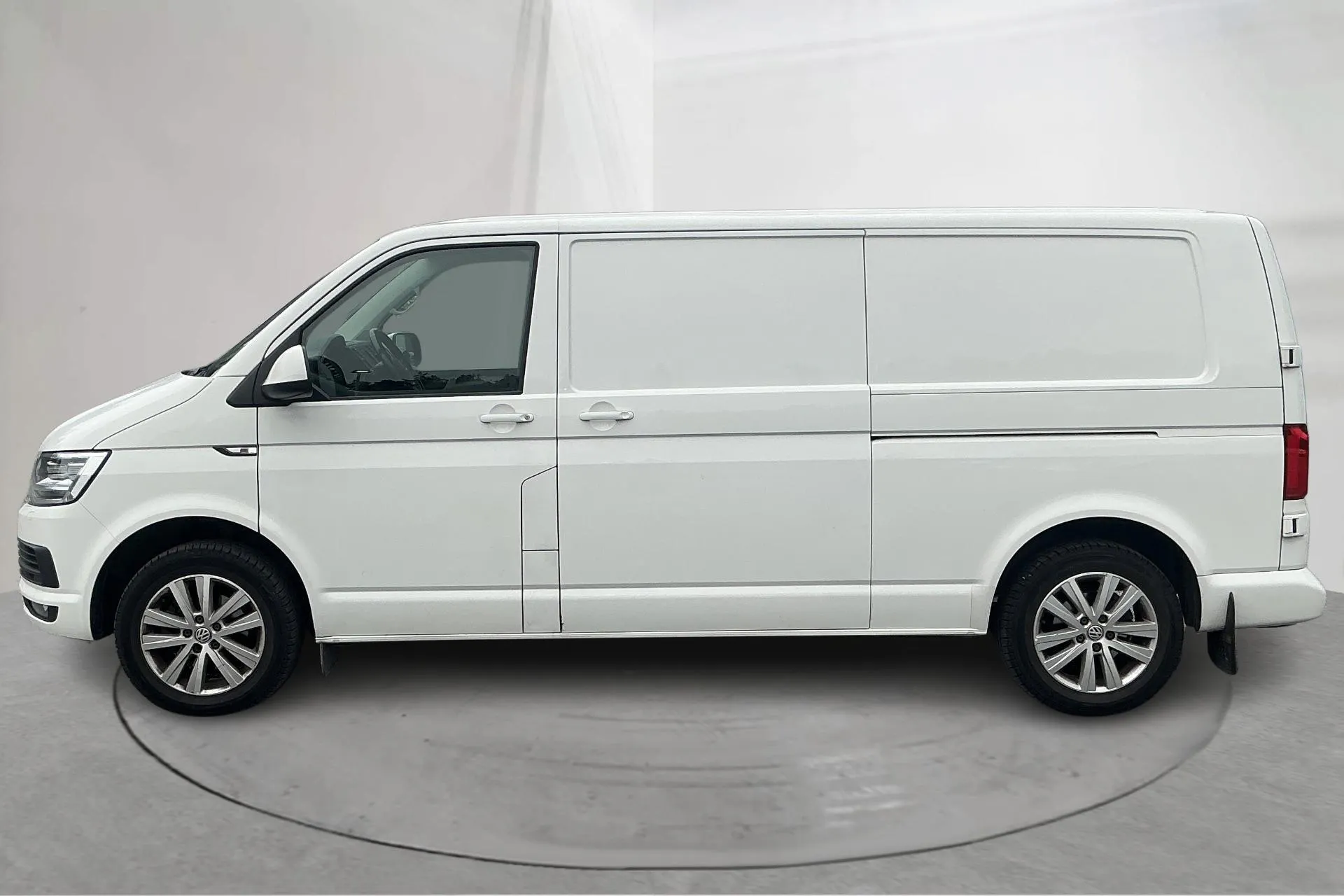Presentationsfoto 2 av 14: VW Transporter T6 2.0 TDI BMT Skåp (150hk) - 14 682 mil - Automat - vit - 2019