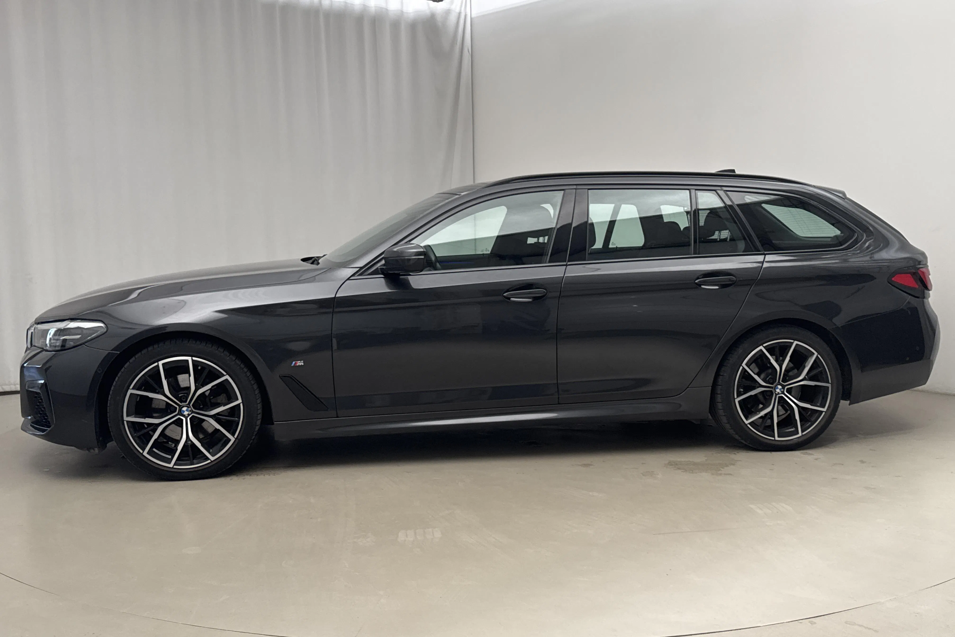 Presentation photo 2 of 24: BMW 520d xDrive Touring, G31 LCI (190hk+11hk) - 70 980 km - Automatic - gray - 2021