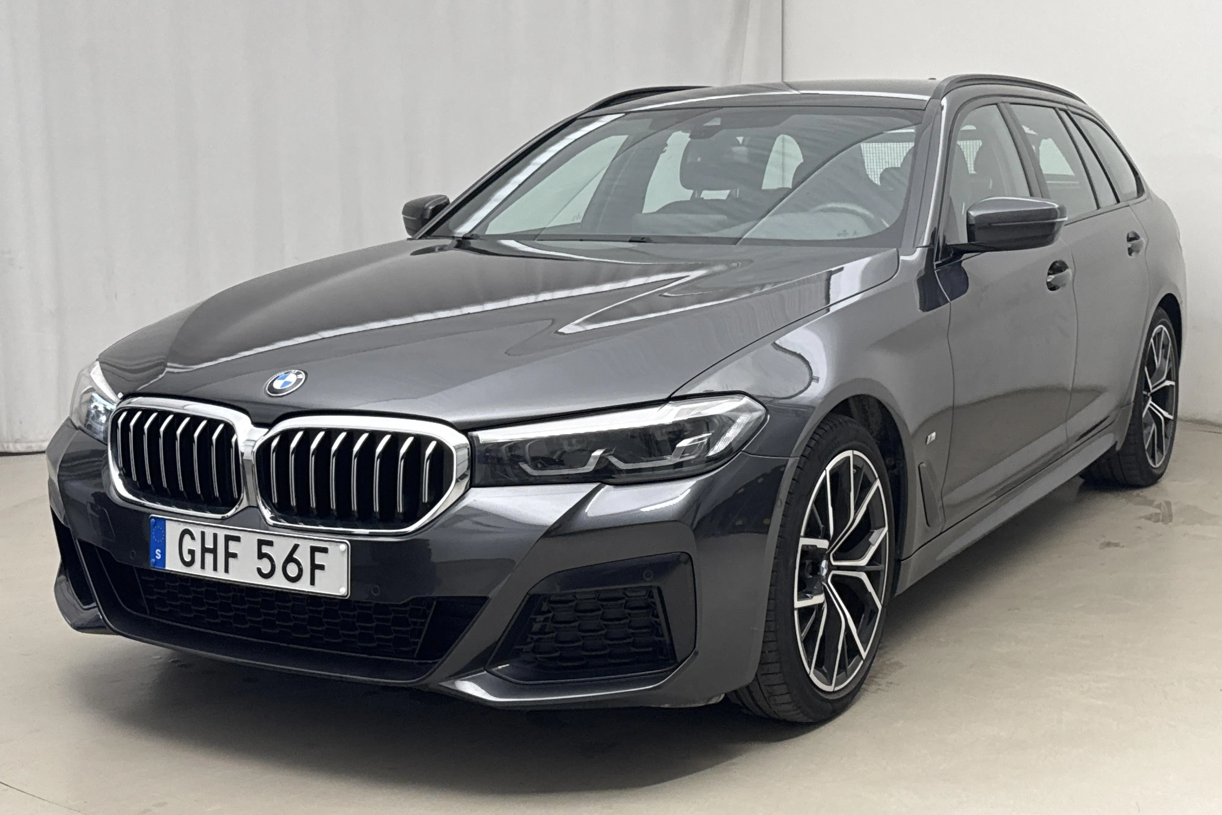 Presentation photo 1 of 24: BMW 520d xDrive Touring, G31 LCI (190hk+11hk) - 70 980 km - Automatic - gray - 2021
