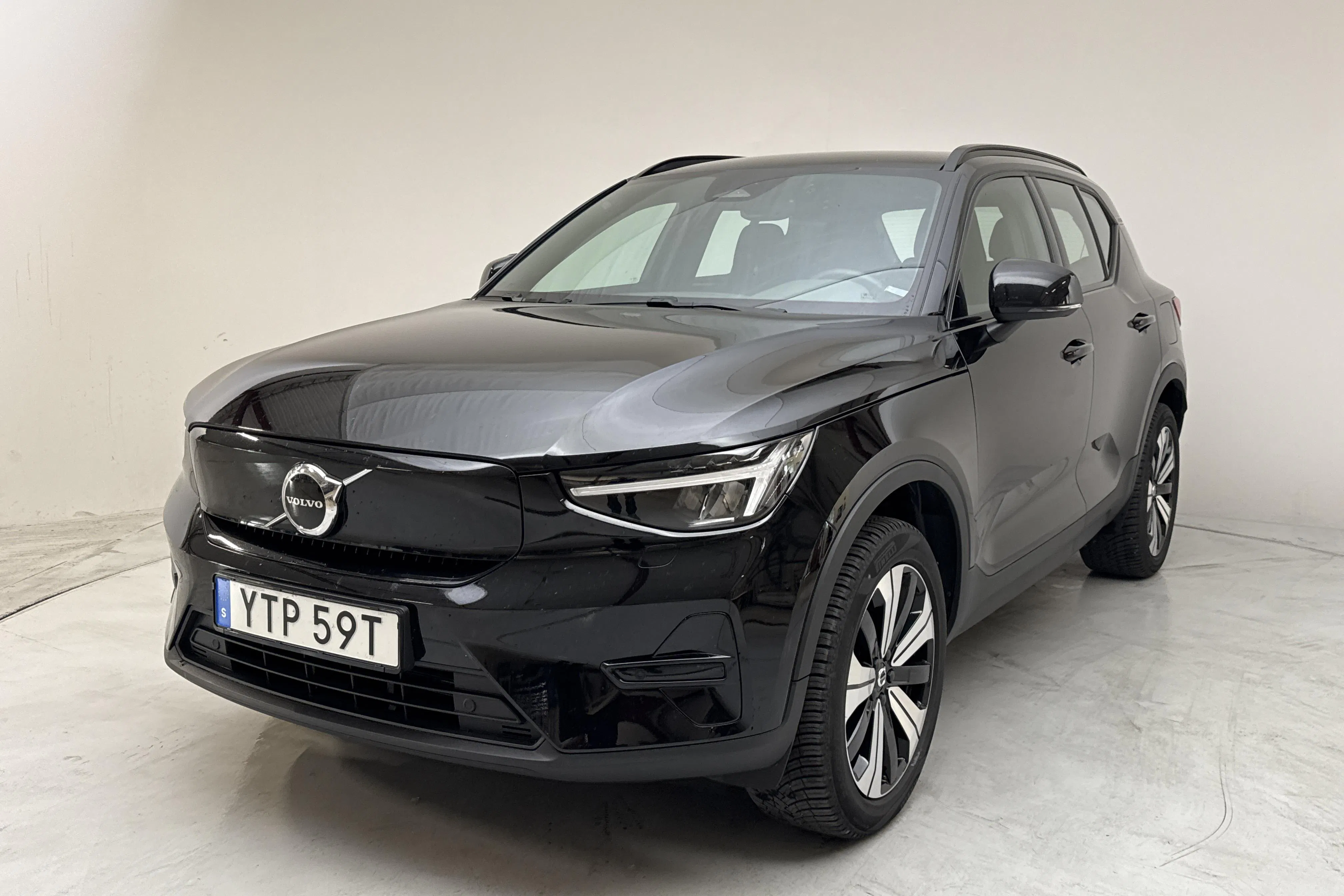 Presentationsfoto 1 av 17: Volvo XC40 P6 Recharge (231hk) - 3 227 mil - Automat - svart - 2023