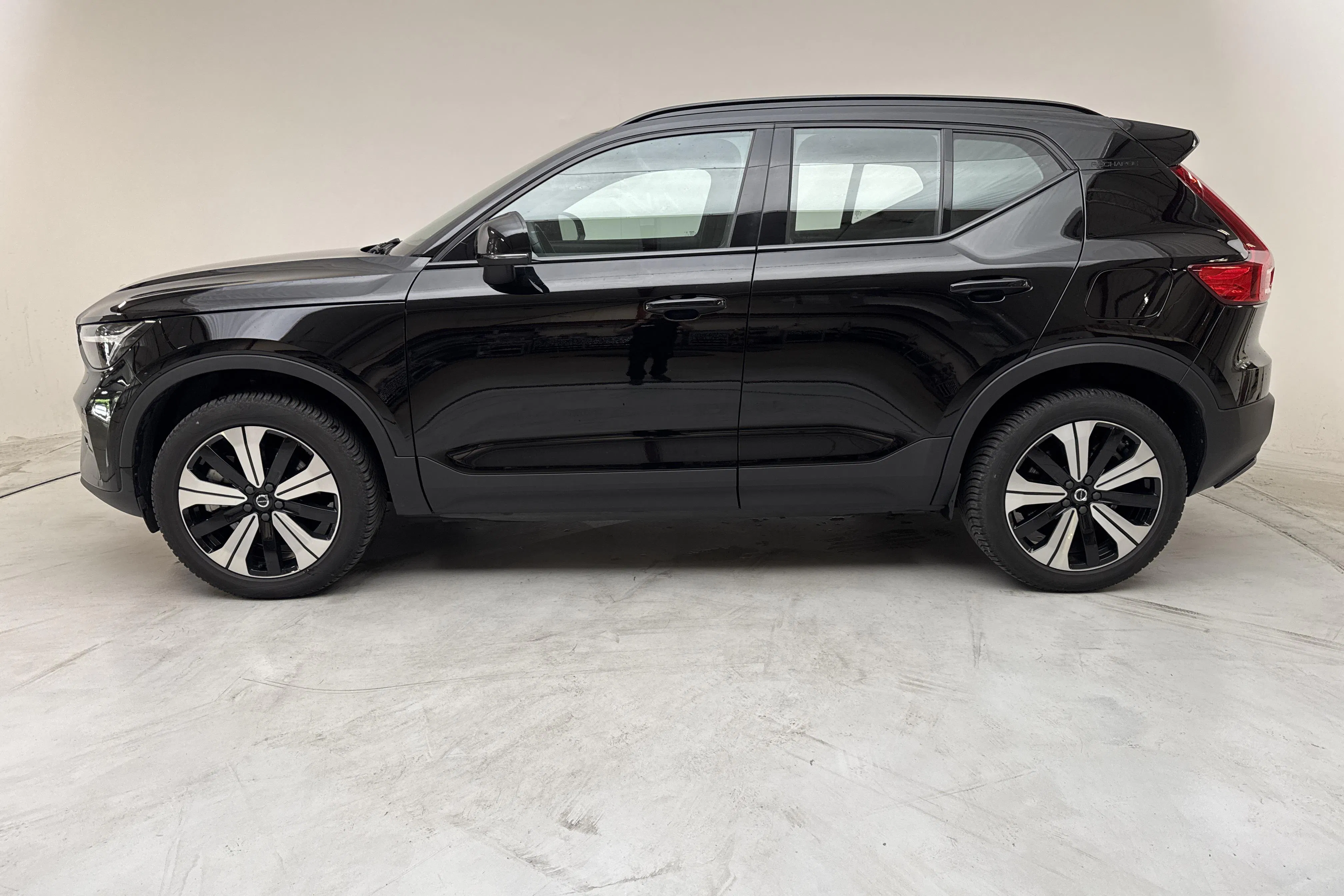 Presentationsfoto 2 av 17: Volvo XC40 P6 Recharge (231hk) - 3 227 mil - Automat - svart - 2023