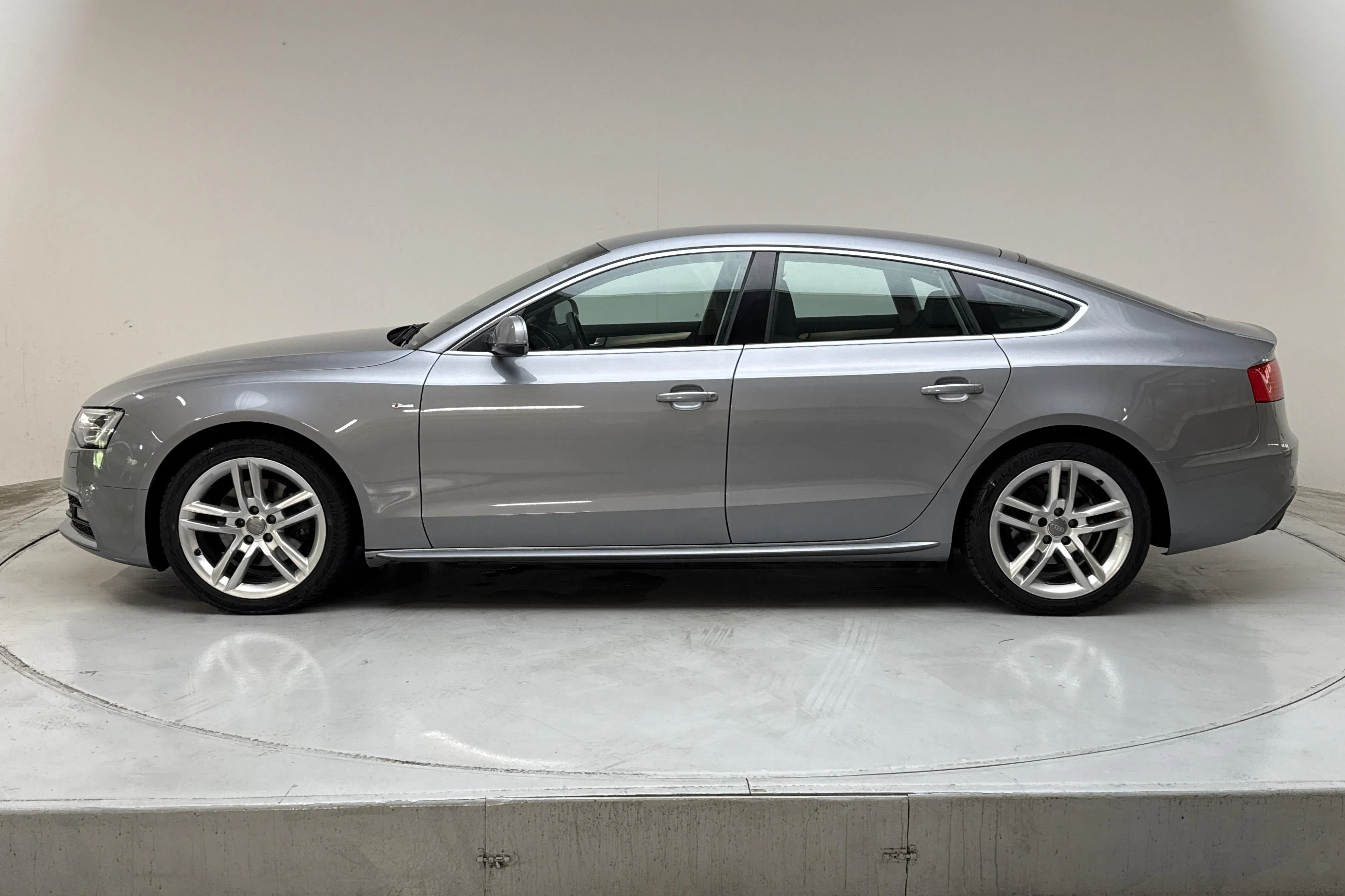 Presentation photo 2 of 12: Audi A5 1.8 TFSI Sportback (177hk) - 145 150 km - Automatic - gray - 2016
