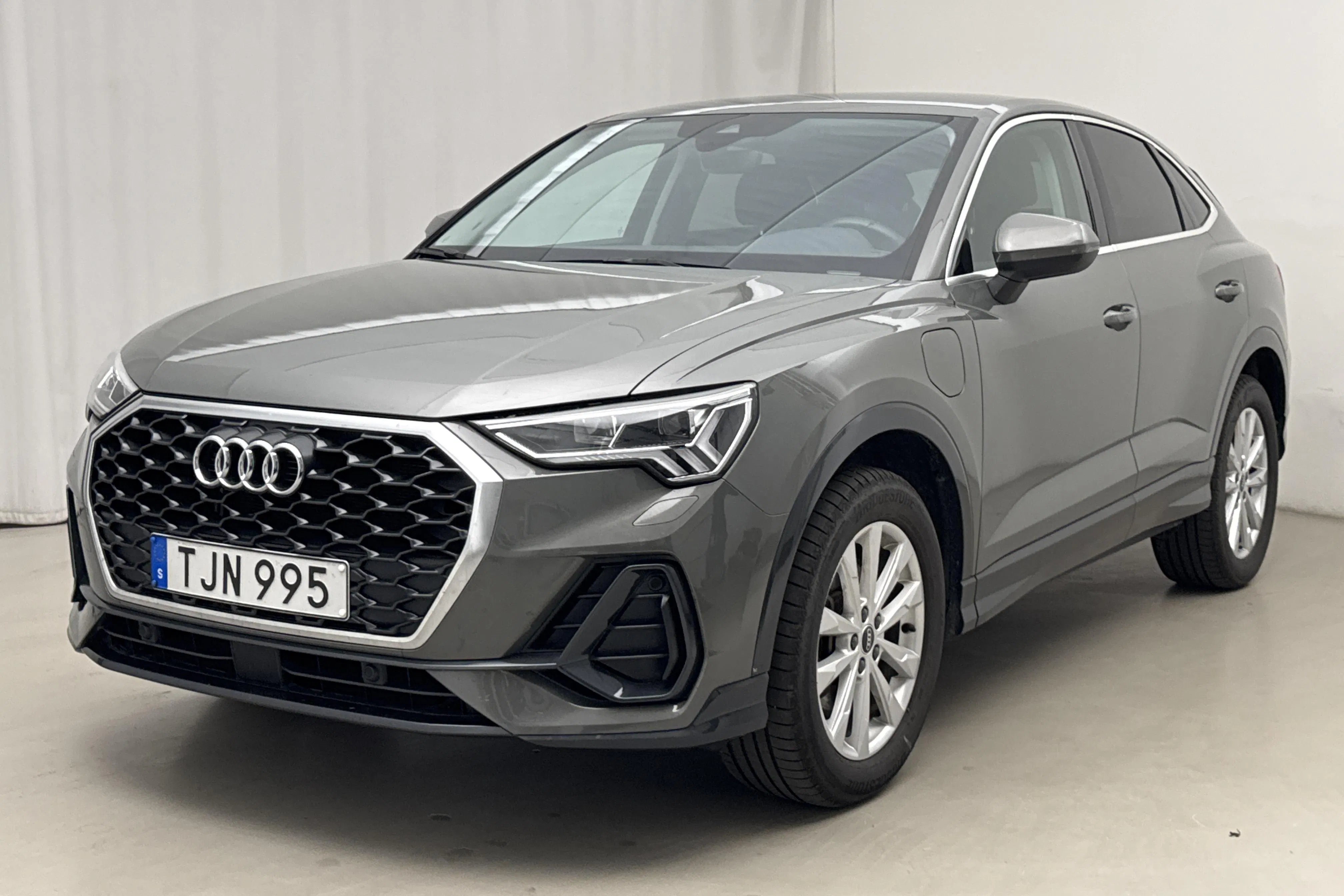 Presentationsfoto 1 av 20: Audi Q3 Sportback 45 TFSI e (245hk) - 6 851 mil - Automat - grå - 2024