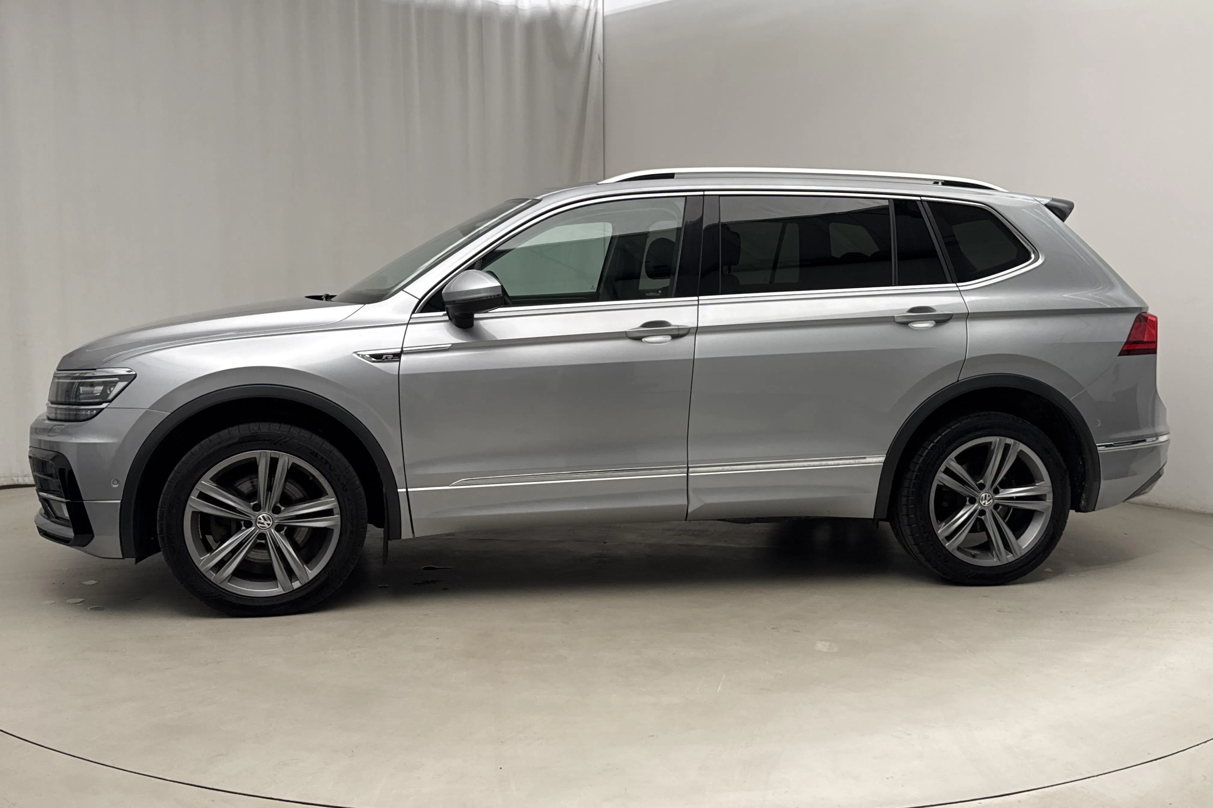 Presentationsfoto 2 av 21: VW Tiguan Allspace 2.0 TDI 4MOTION (190hk) - 17 484 mil - Automat - blå - 2019