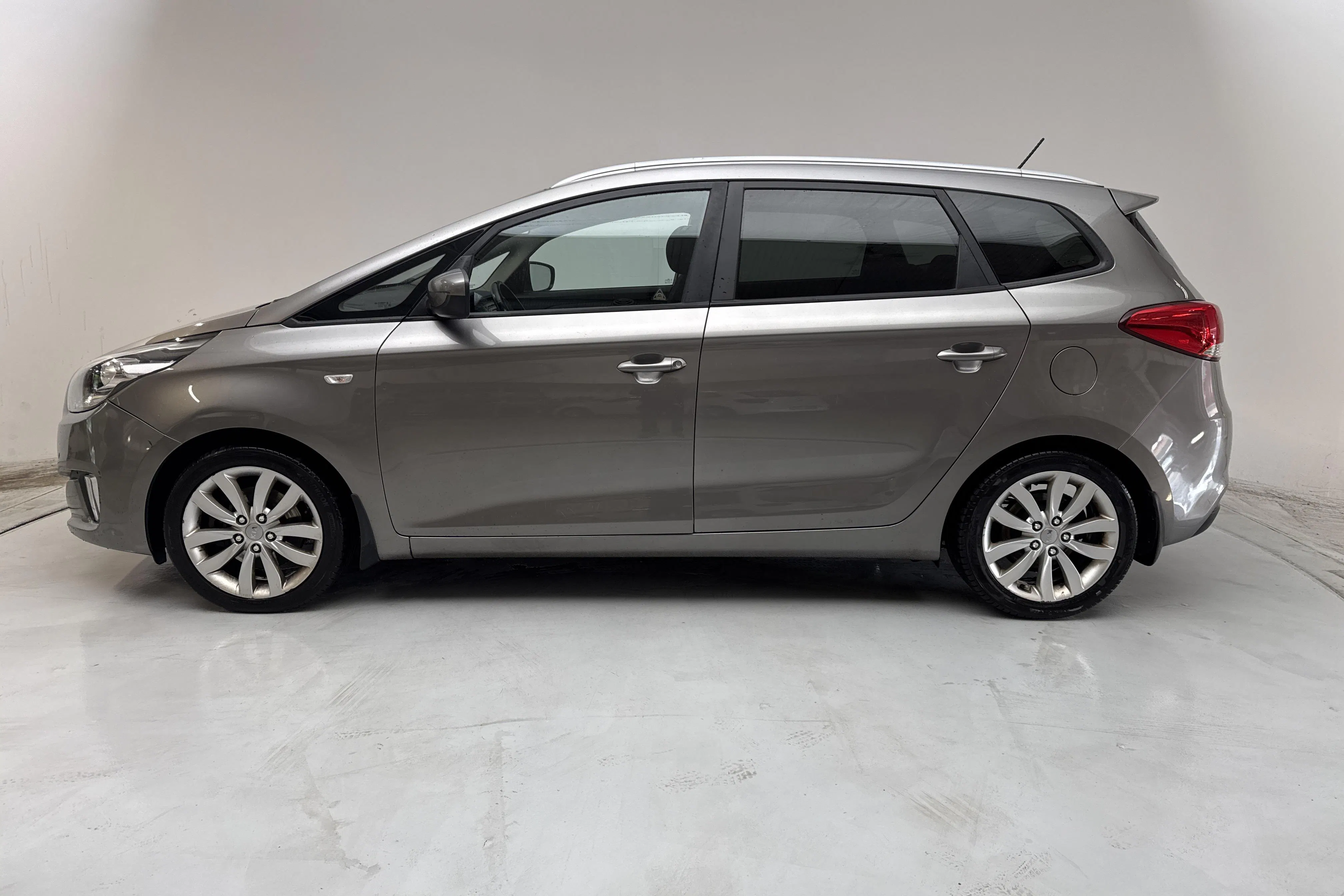 Presentation photo 2 of 14: KIA Carens 1.7 CRDi (115hk) - 166 570 km - Manual - gray - 2016