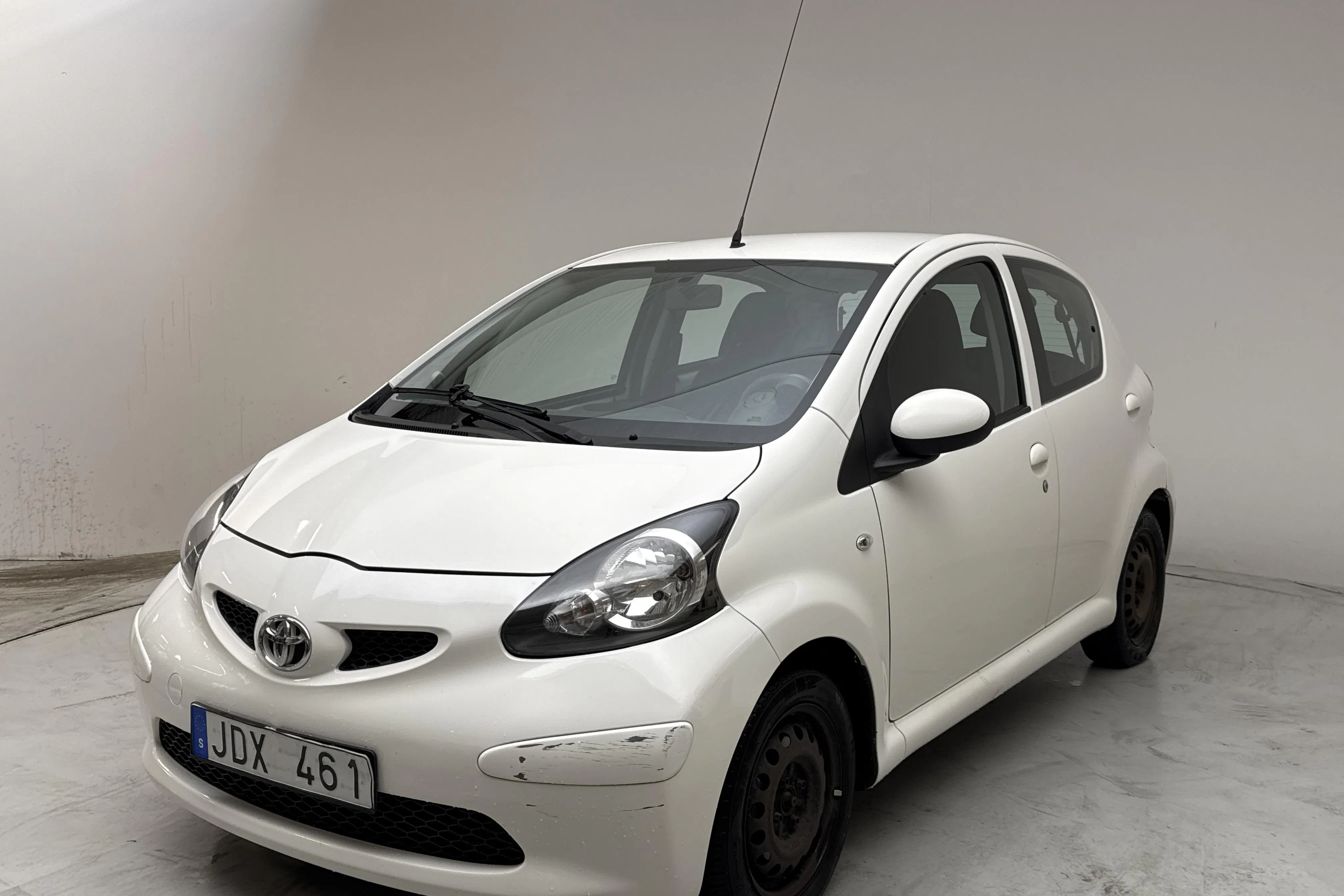 Presentation photo 1 of 11: Toyota Aygo 1.0 VVT-i 5dr (68hk) - 116 910 km - Automatic - white - 2009