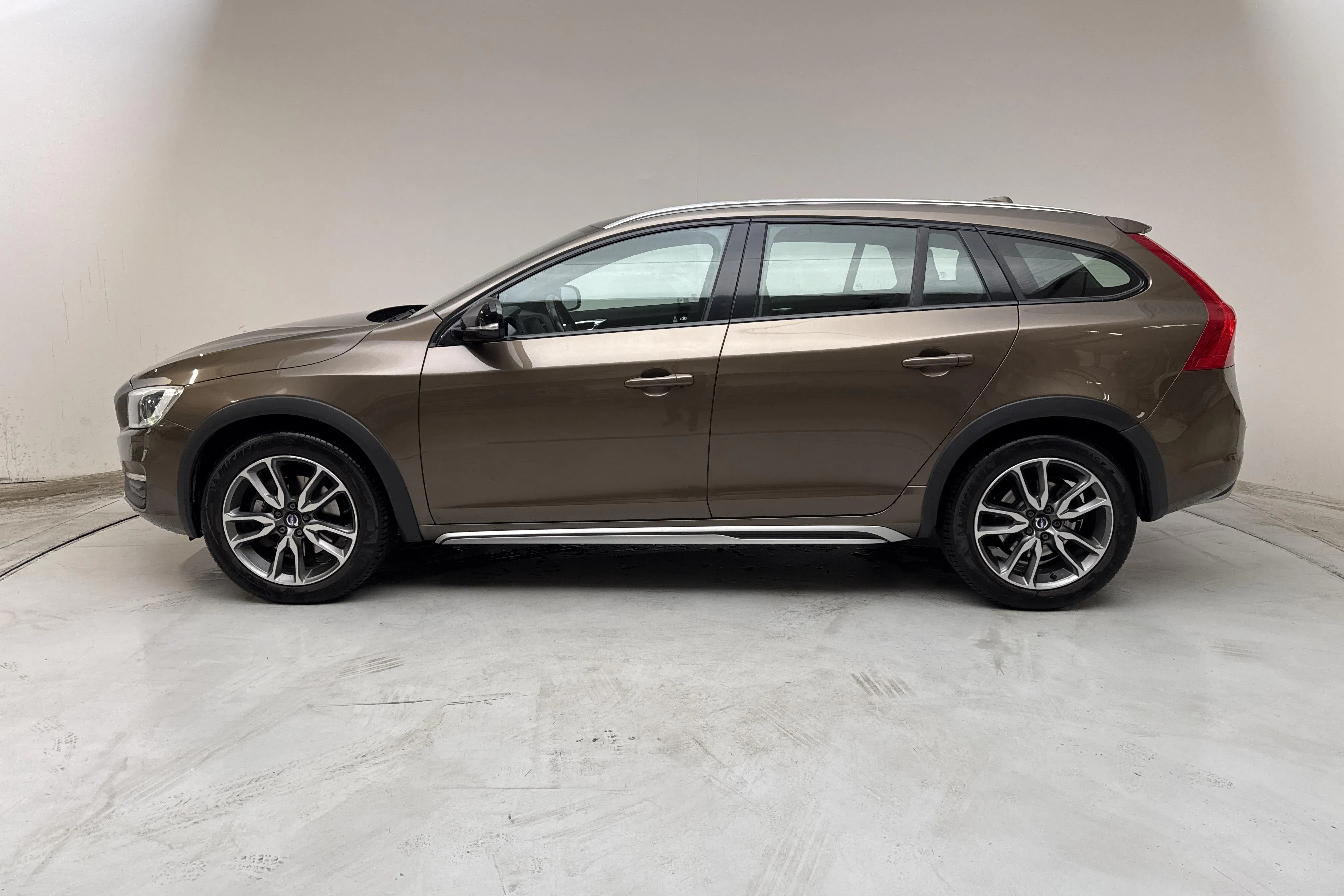 Presentation photo 2 of 14: Volvo V60 D4 Cross Country AWD (190hk) - 94 400 km - Automatic - brown - 2017