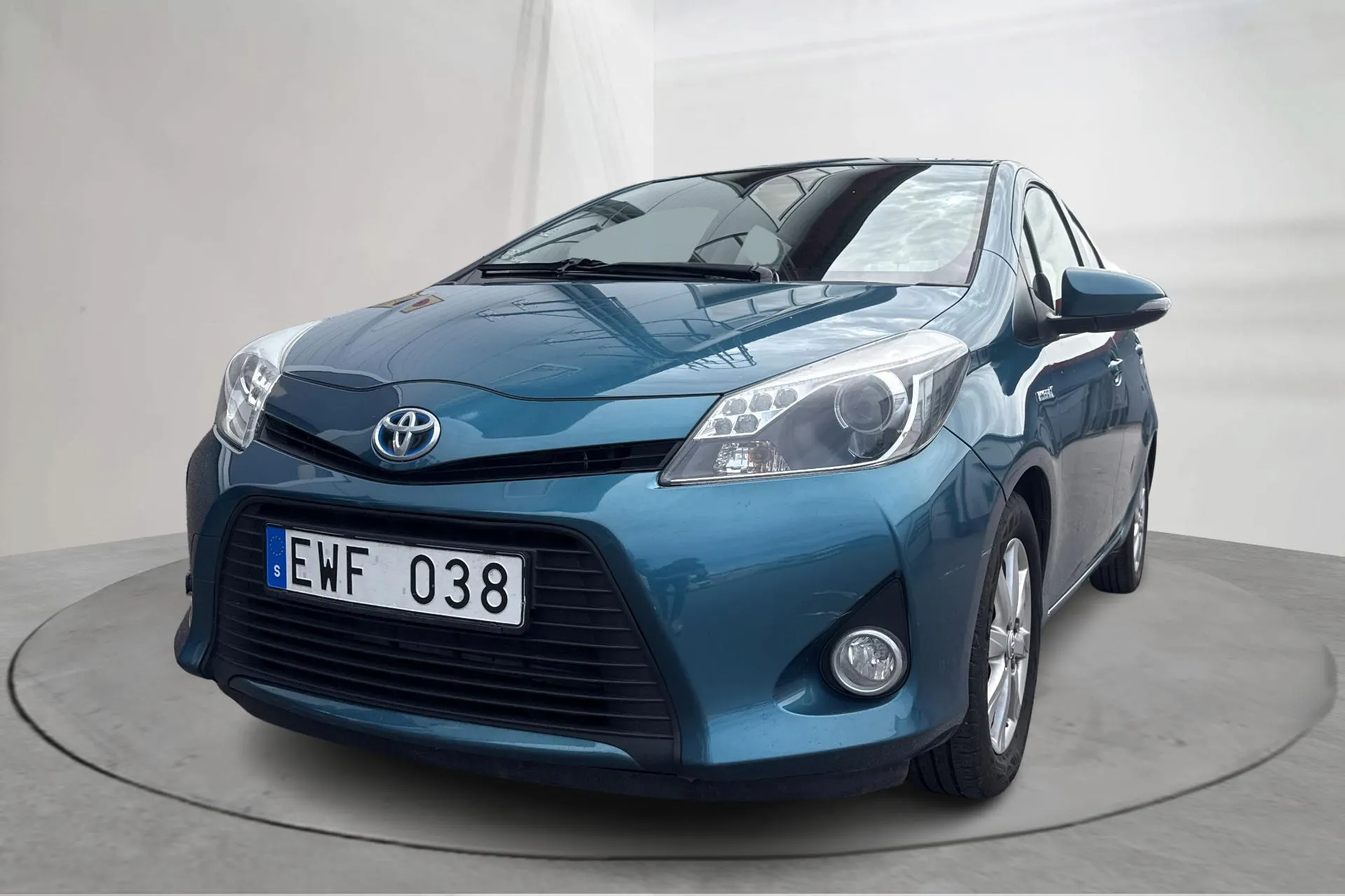 Presentation photo 1 of 13: Toyota Yaris 1.5 HSD 5dr (75hk) - 132 590 km - Automatic - dark green - 2013