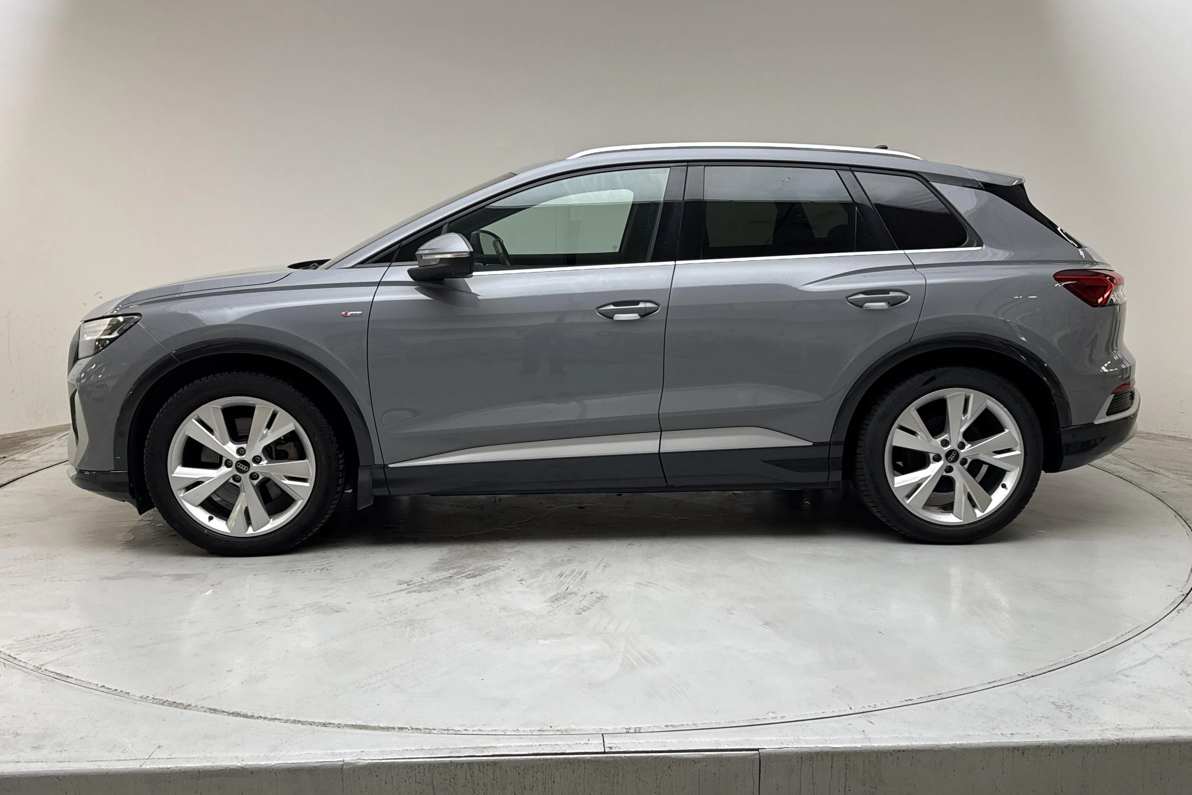 Presentationsfoto 2 av 18: Audi Q4 50 e-tron quattro 77kWh (299hk) - 5 309 mil - Automat - grå - 2023