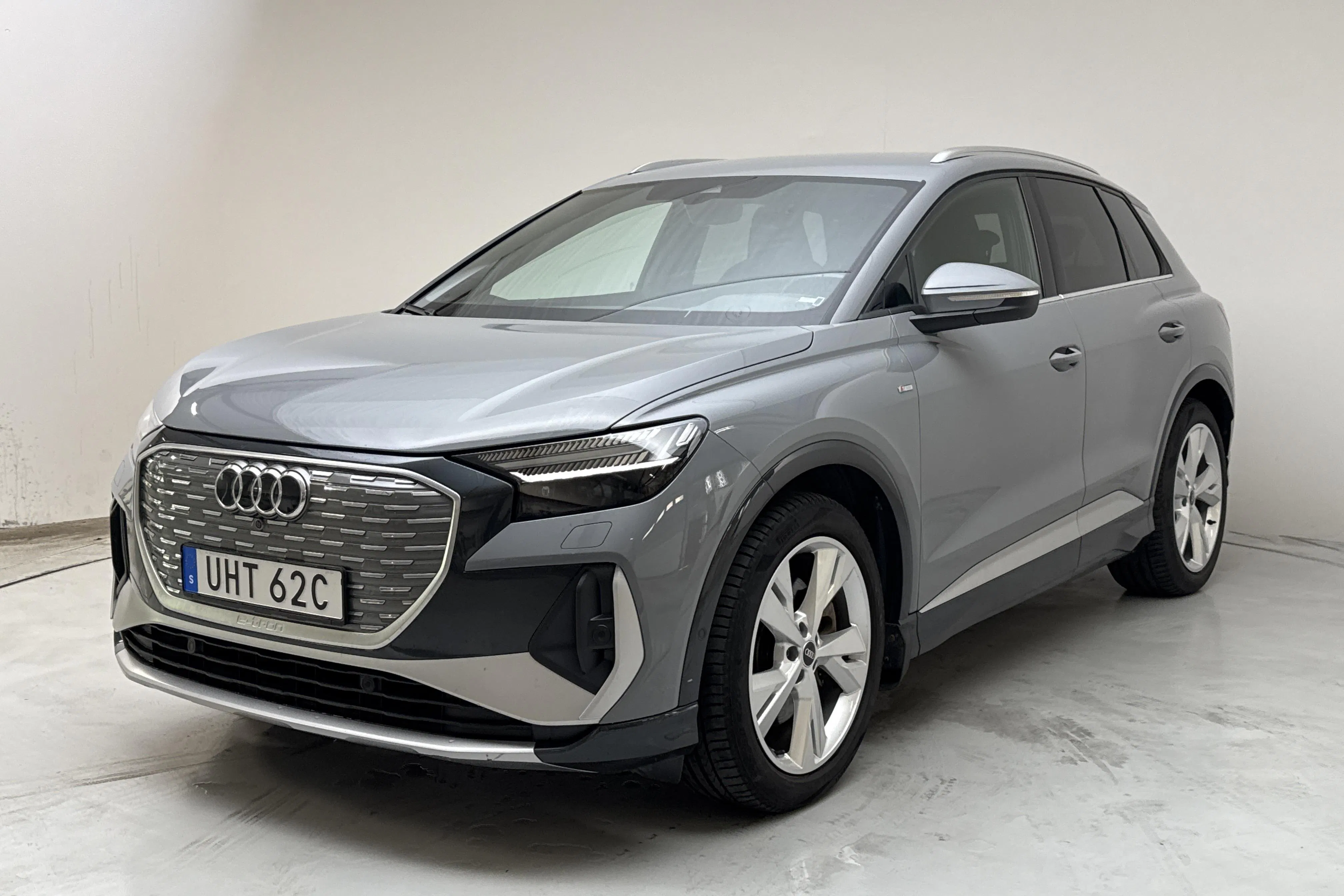 Presentationsfoto 1 av 18: Audi Q4 50 e-tron quattro 77kWh (299hk) - 5 309 mil - Automat - grå - 2023