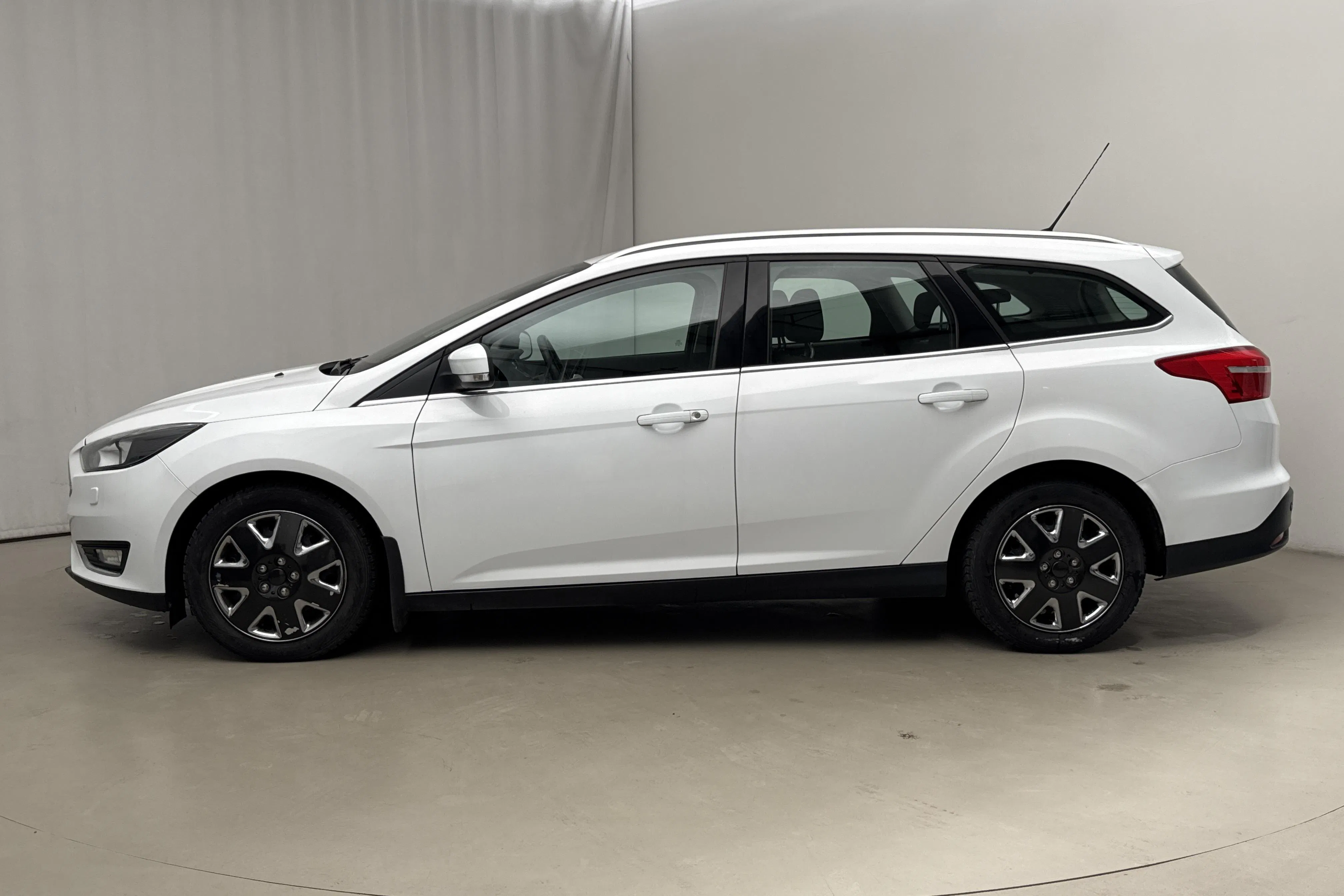 Presentation photo 2 of 13: Ford Focus 1.0 EcoBoost Kombi (125hk) - 90 700 km - Manual - white - 2016